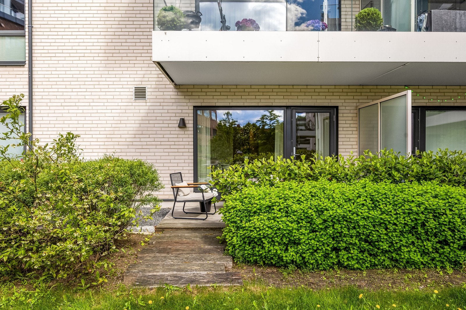 Egen utgang fra terrassen til de pent opparbeidede fellesarealene. Galleribilde