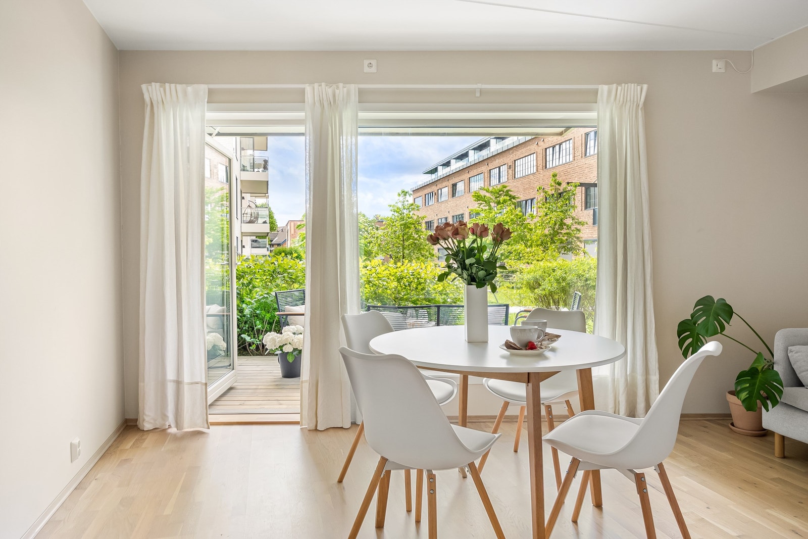 Fra stuen er det direkte utgang til en hyggelig markterrasse. Galleribilde