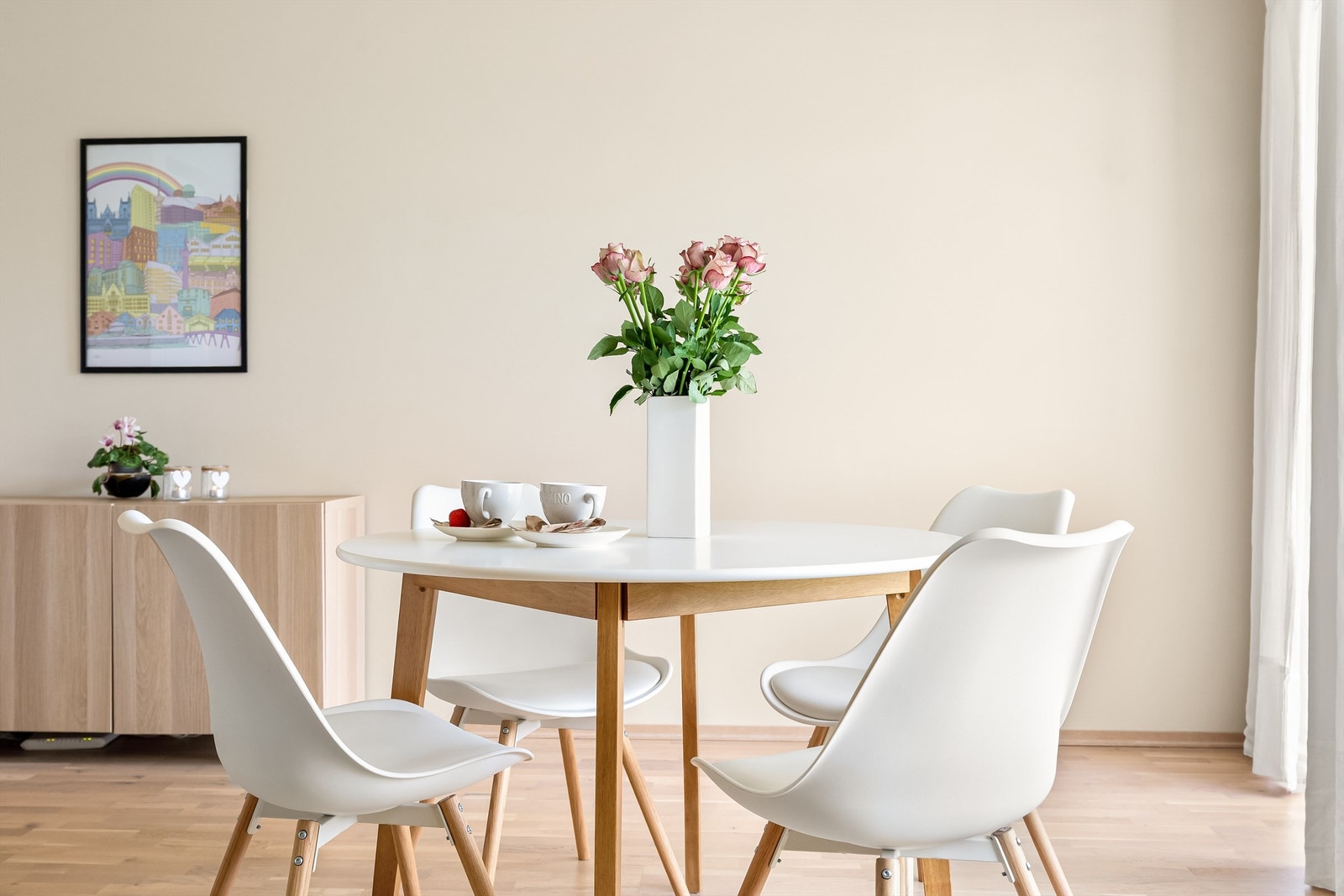 Den åpne løsningen gir god plass til både spisebord og sofagruppe. Galleribilde
