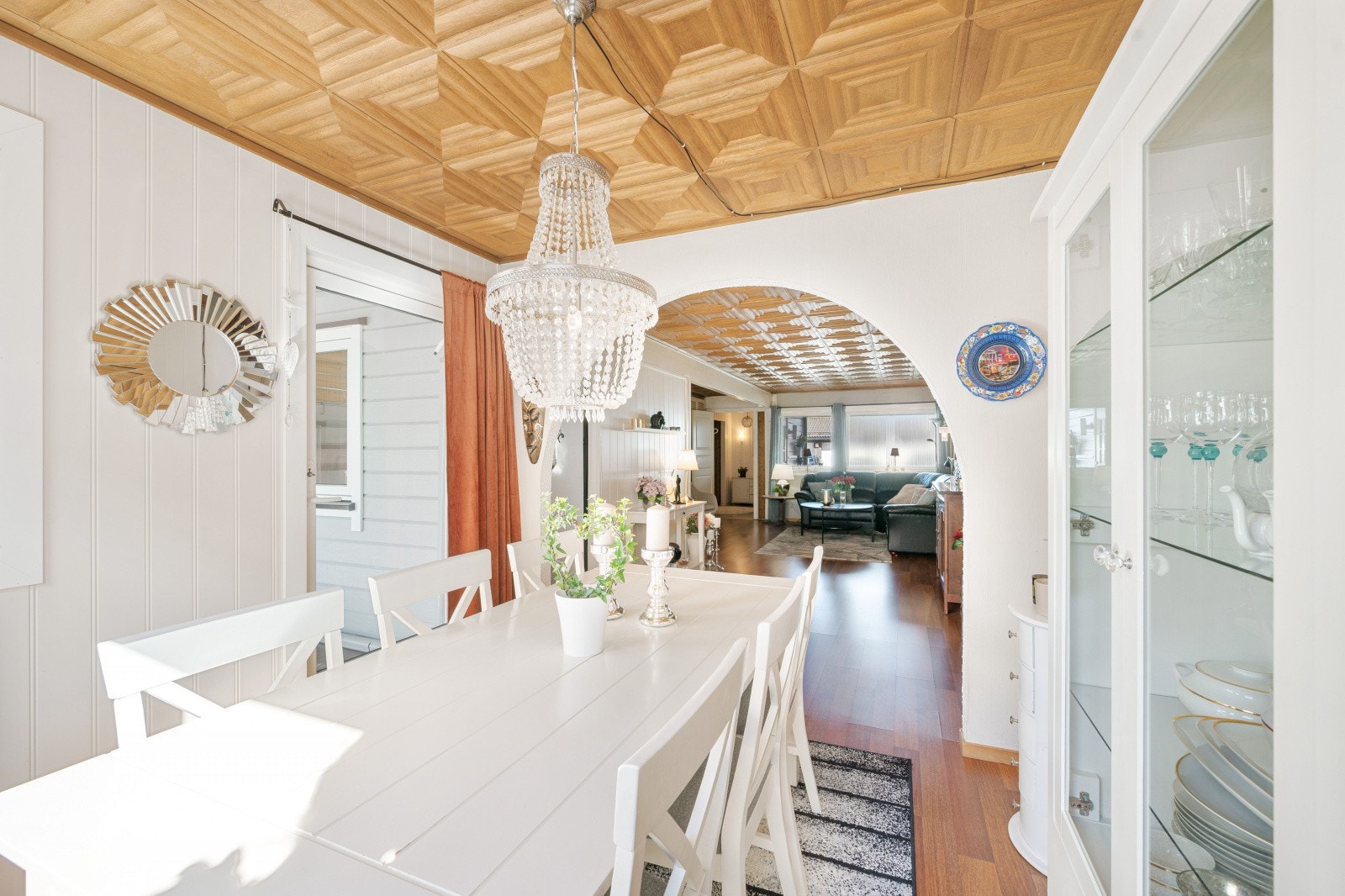 Fra spisestuen er det utgang til boligens største terrasse. Galleribilde