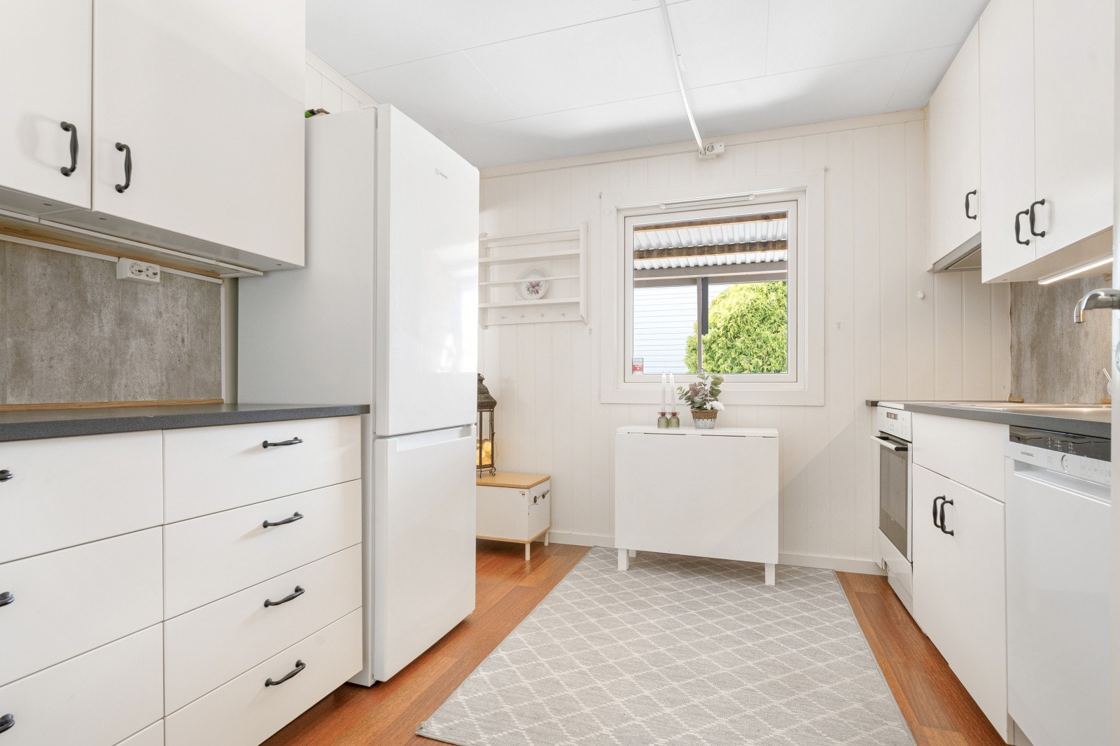 Det er avsatt plass til frittstående hvitevarer som komfyr, oppvaskmaskin og kjøl/frys. Galleribilde