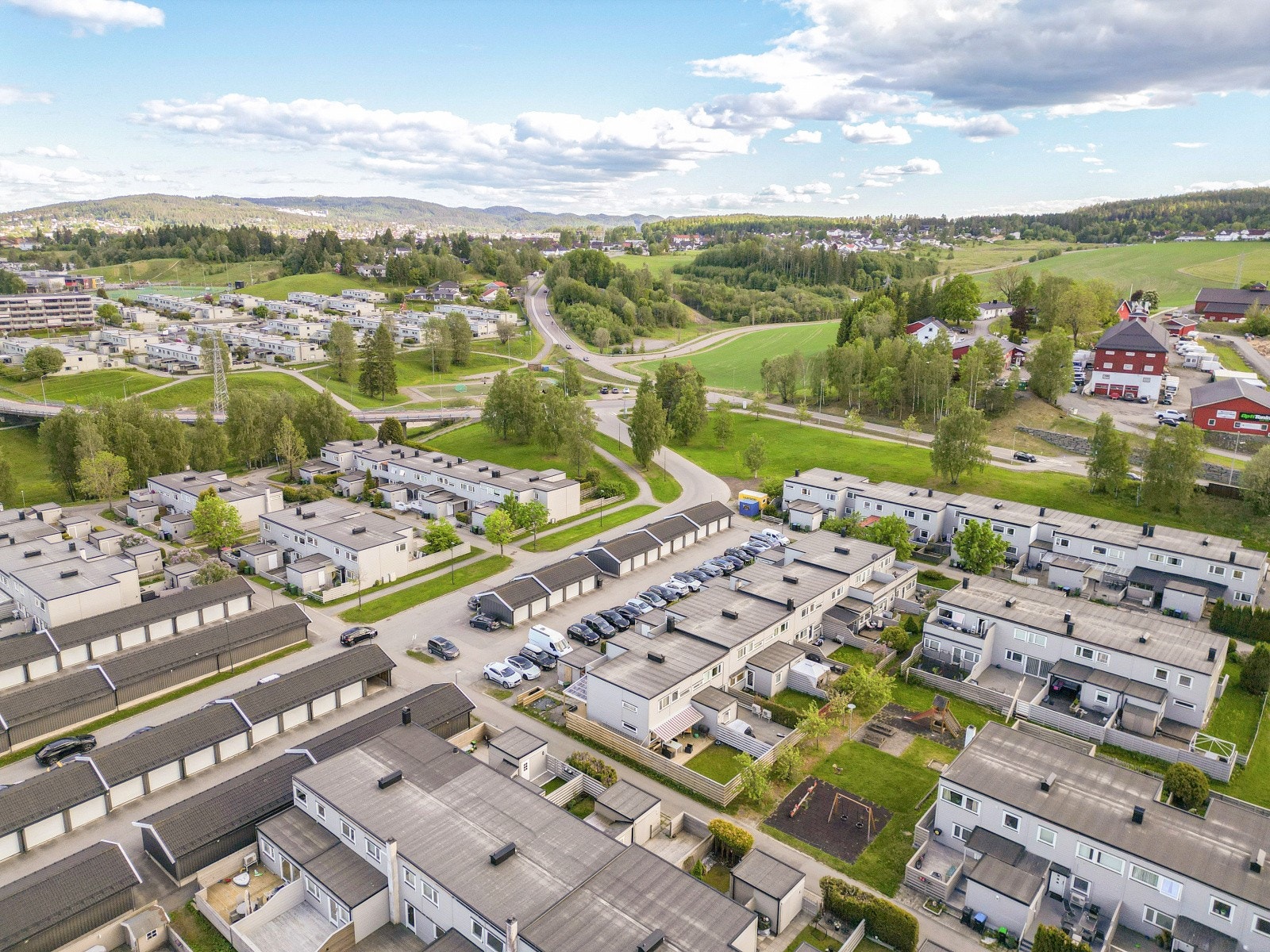 Fra boligen er det gangavstand til matbutikk, barnehage, barneskole og ungdomsskole. Galleribilde