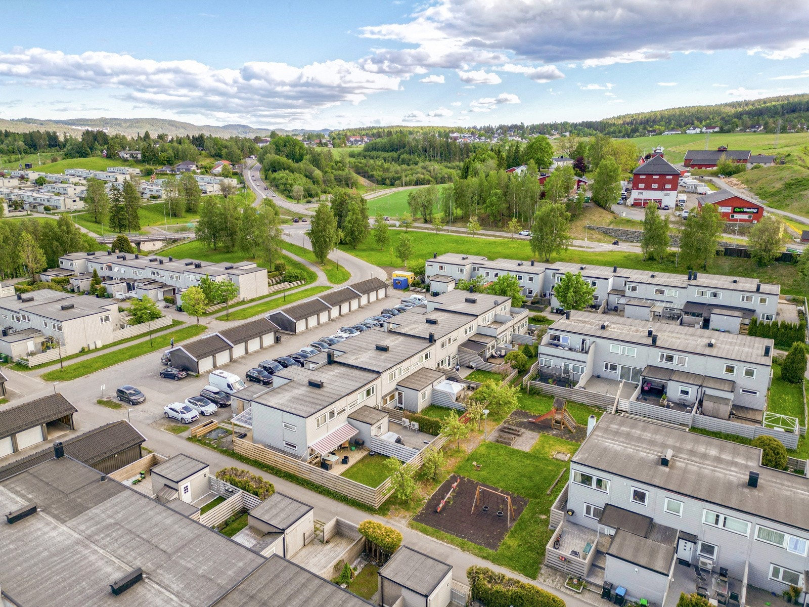 Kunstgressbaner, lekeplasser, idrettshall, svømmehall, skaterampe, alpinanlegg m.m. i nærmiljøet. Galleribilde