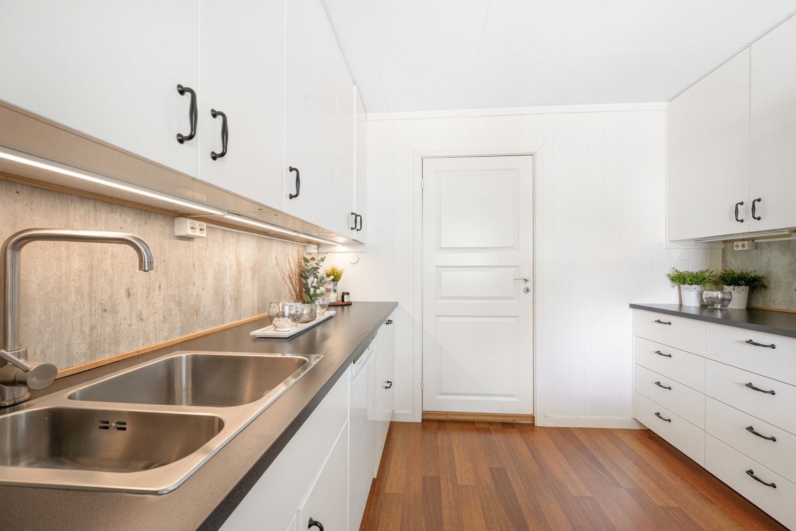 Innredningen har profilerte overflater og benkeplate av laminat, oppgradert i 2015. Galleribilde