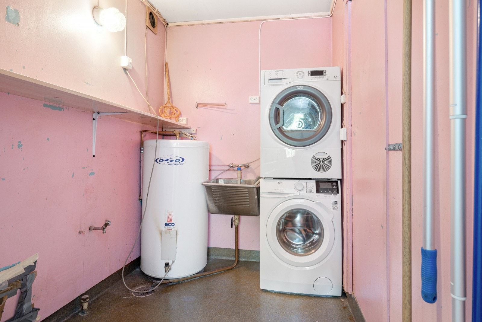 Vaskerommet i 1. etasje har servant med 1-greps blandebatteri og avløpsrør av plast, speilskap på vegg og utslagsvask, samt opplegg for vaskemaskin og plass til tørketrommel. Galleribilde