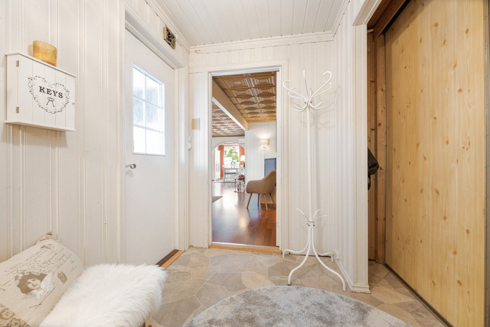 Inngangspartiet er en del av tilbygget i 1. etasje og gir en hyggelig velkomst. Galleribilde