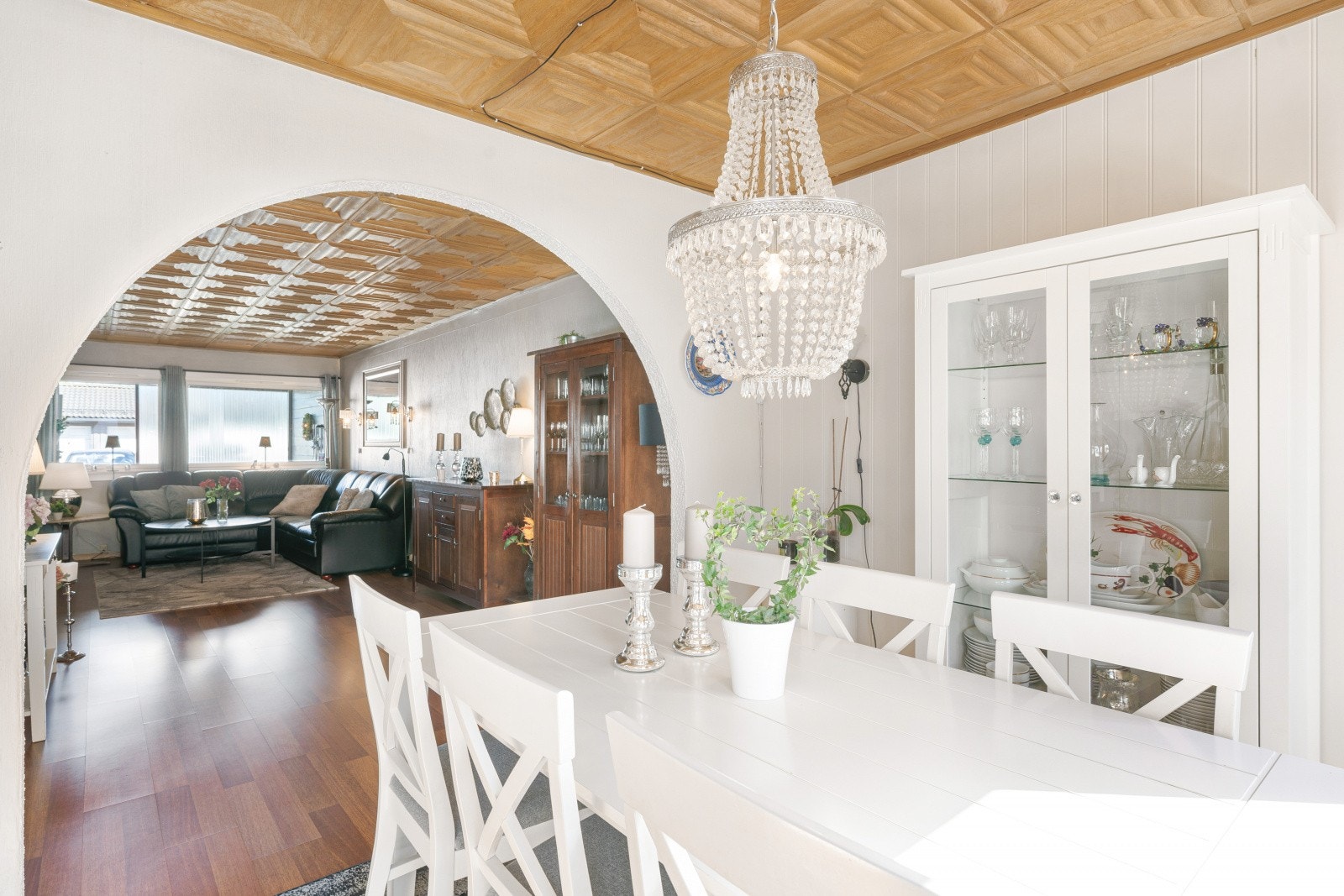 Spisestuen har god plass til et langbord. Galleribilde