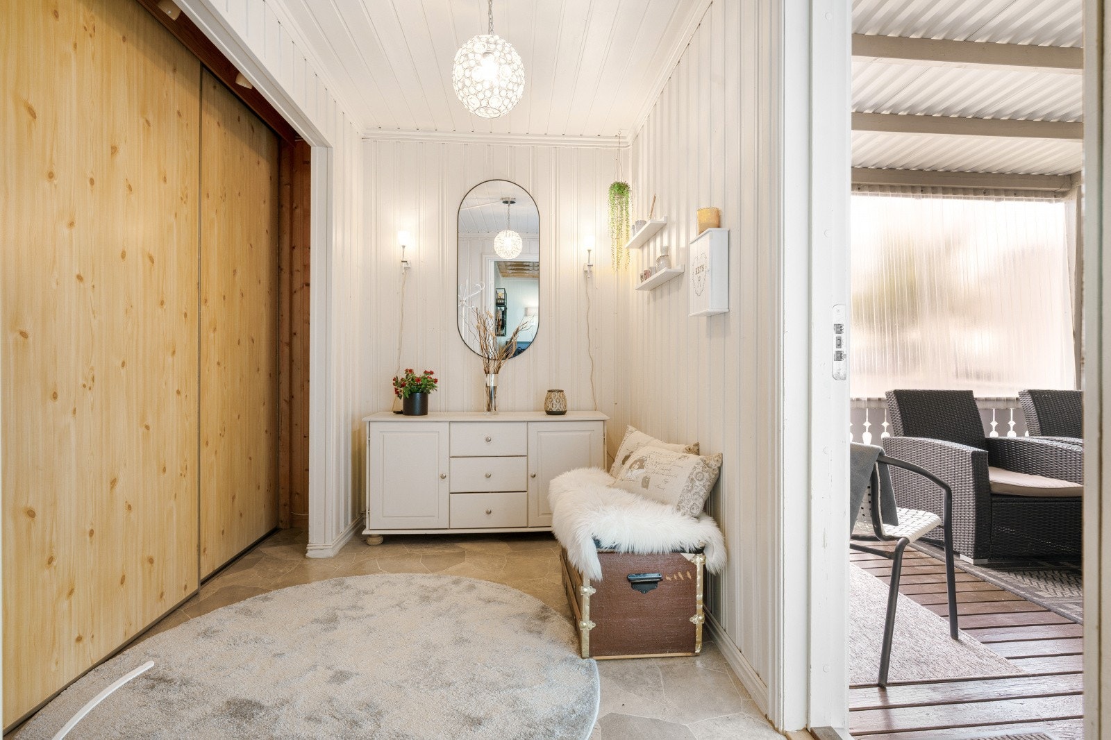 Entréen er romslig og har en stor skyvedørsgarderobe som dekker hele den ene veggen, med god plass til yttertøy og sko. Galleribilde