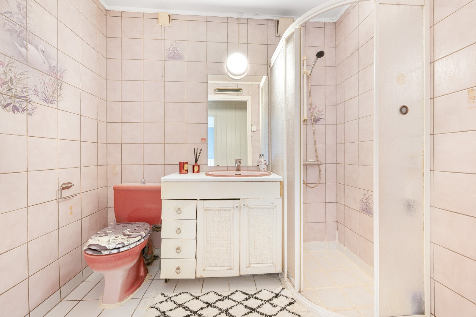 Badet i 2. etasje er utstyrt med servant og 1-greps blandebatteri med avløpsrør av plast, speilskap på vegg, dusjkabinett og gulvstående toalett. Galleribilde