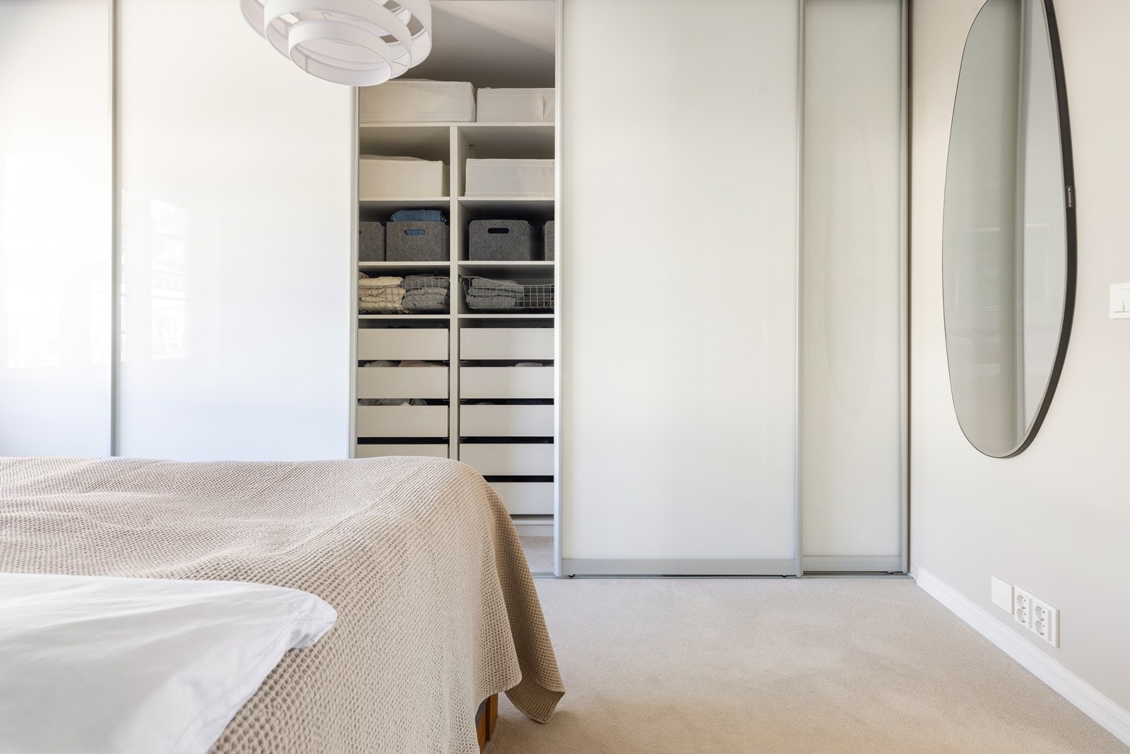 Walk-in skyvedørsgarderobe med god plass Galleribilde