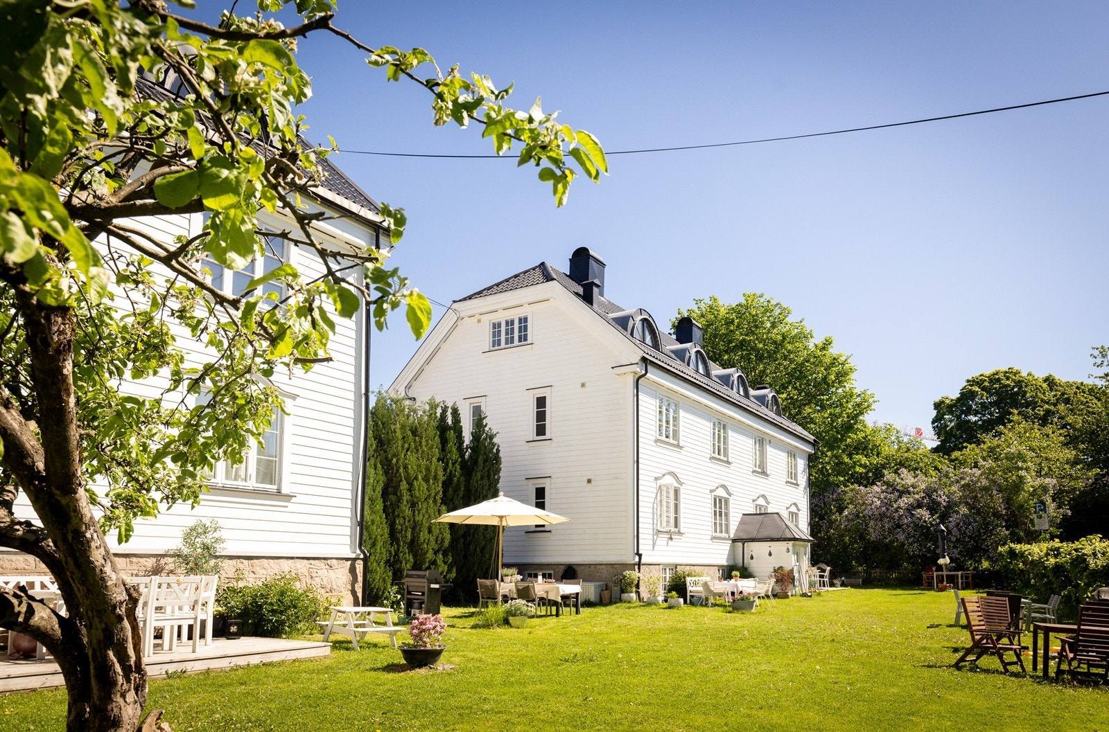 Leiligheten ligger i en fantastisk villa med store, skjermede grøntarealer. Galleribilde