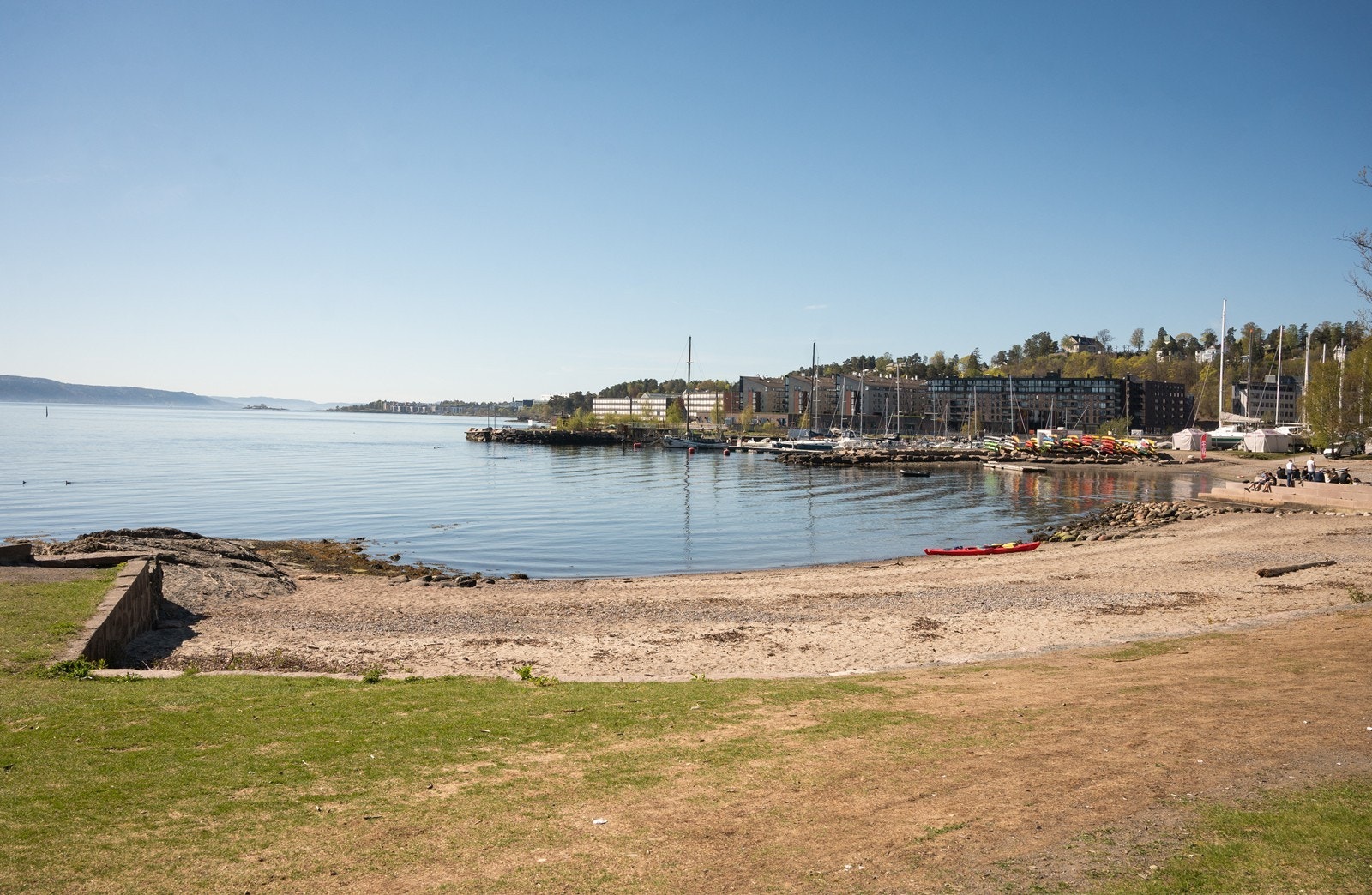 Langs sjøen er det flere parker og strender innen få minutter fra boligen. Vækerø park, Sollerudstranda og Sjølyst marina er noen alternativer. Galleribilde