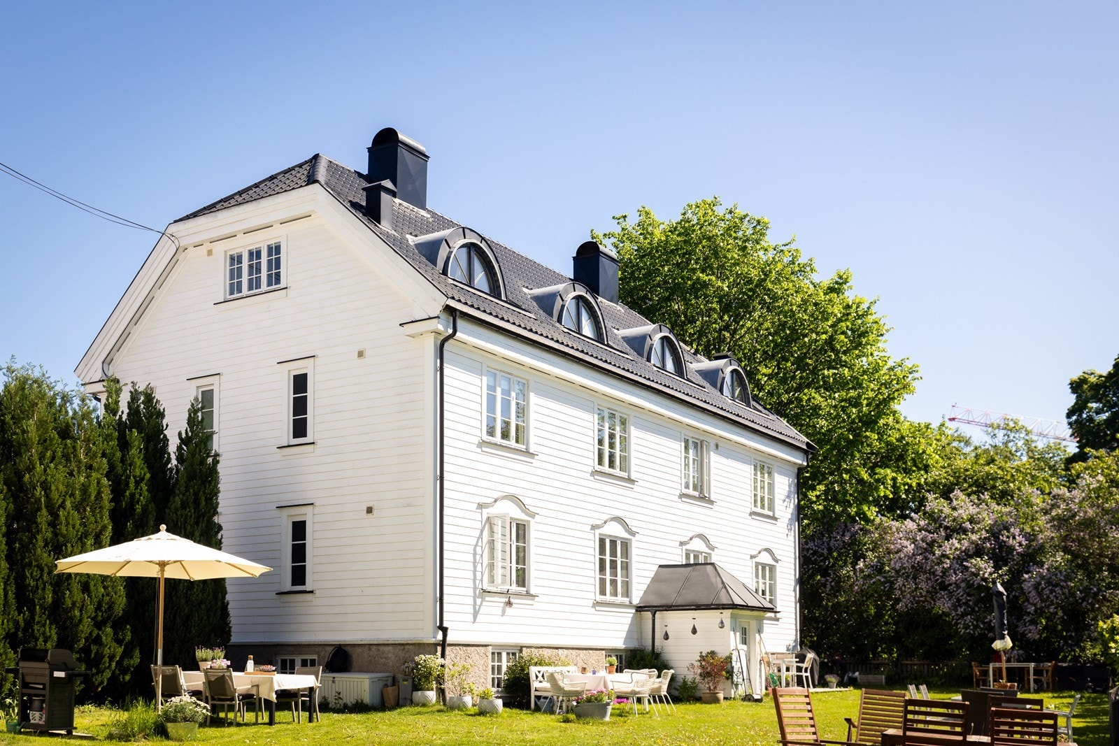 Klassisk villa med nydelige detaljer og store vindusflater Galleribilde