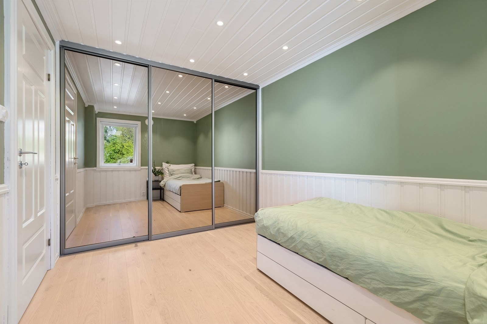 Her er det også stor skyvedørsgarderobe Galleribilde