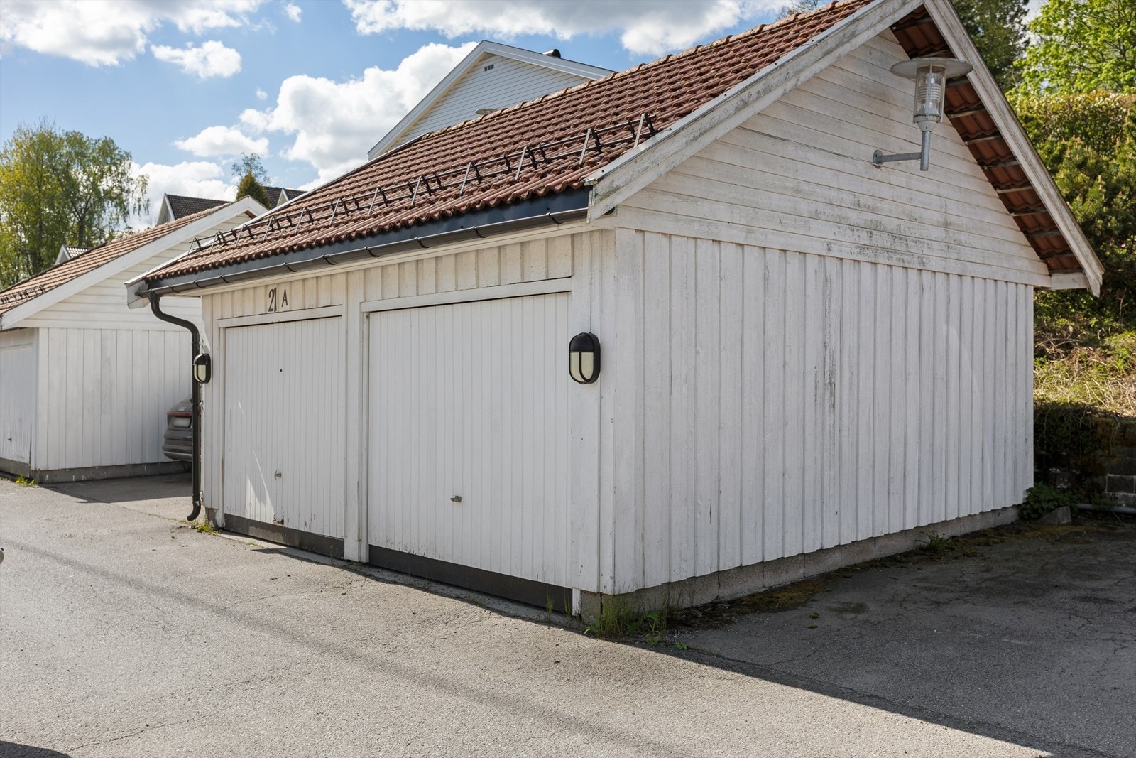 Garasje med elbil-lader Galleribilde