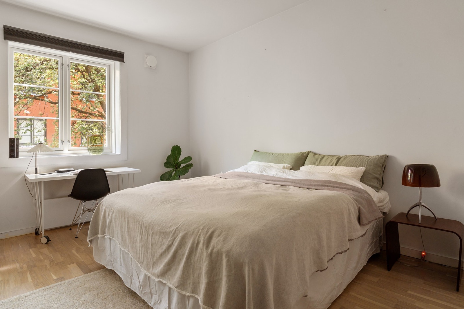 Det ene soverommet har god plass til dobbeltseng med tilhørende møblement. Galleribilde