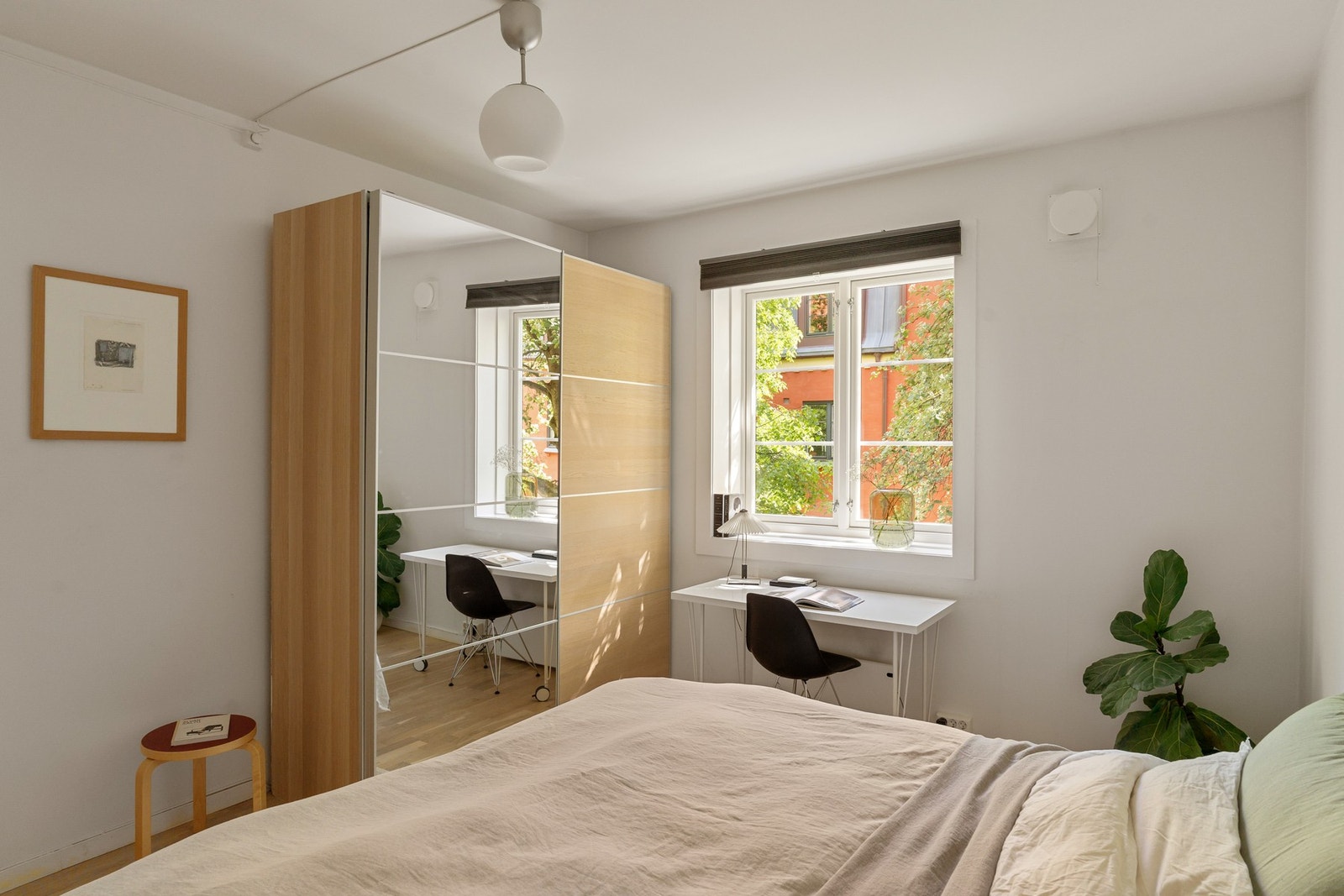 Stort garderobeskap. Galleribilde