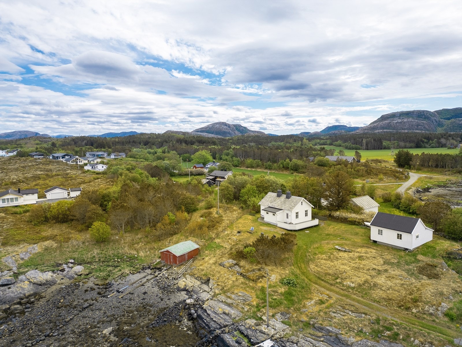 Det er bilvei helt inn på tunet hvor det er plass til flere biler. For øvrig har boligen alle fasiliteter som vann og avløp. Det er også innlagt strøm i både bolig og uthus. Galleribilde