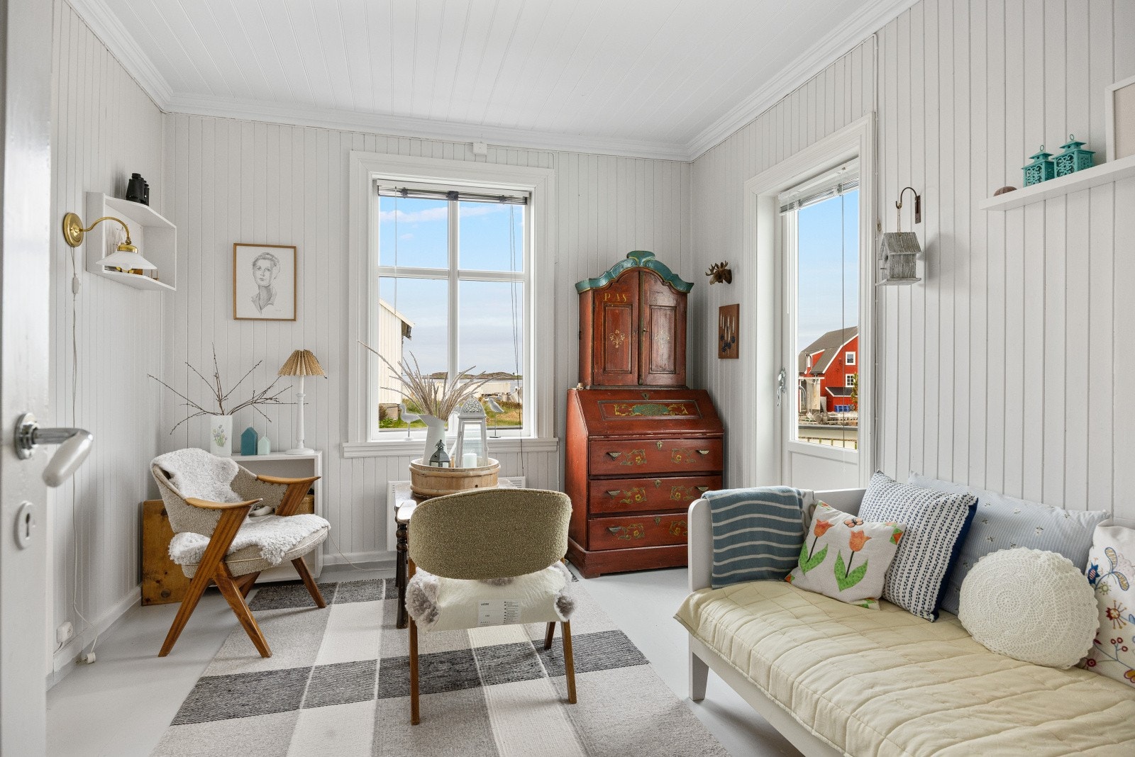 Dette soverommet benyttes i dag som en tilleggstue og har utgang til den store verandaen. Galleribilde