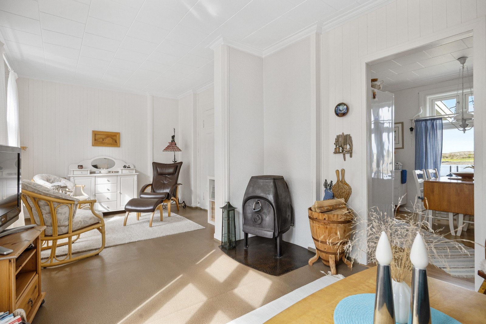 Godt med plass på stuen og en velfungerende vedovn for de kalde dagene. Galleribilde