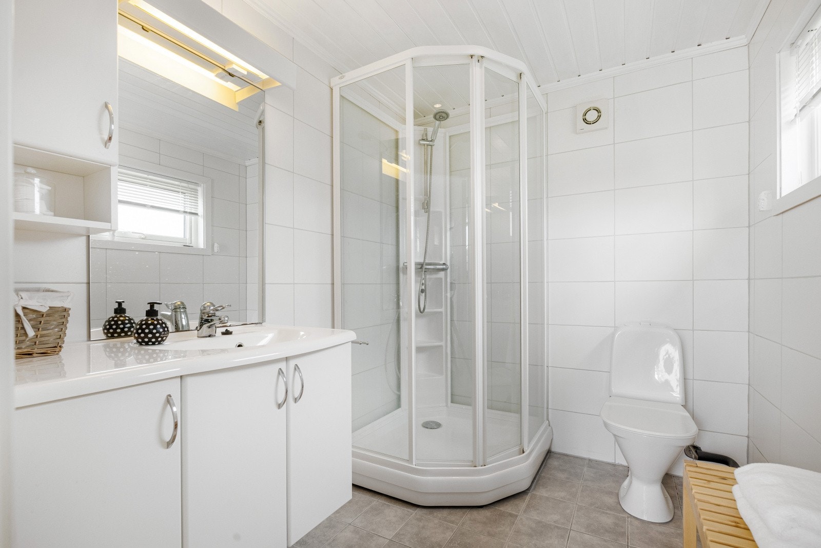 Flislagt bad med varmekabler i gulv. I tillegg er det kjeller under huset med opplegg for vaskemaskin. Galleribilde