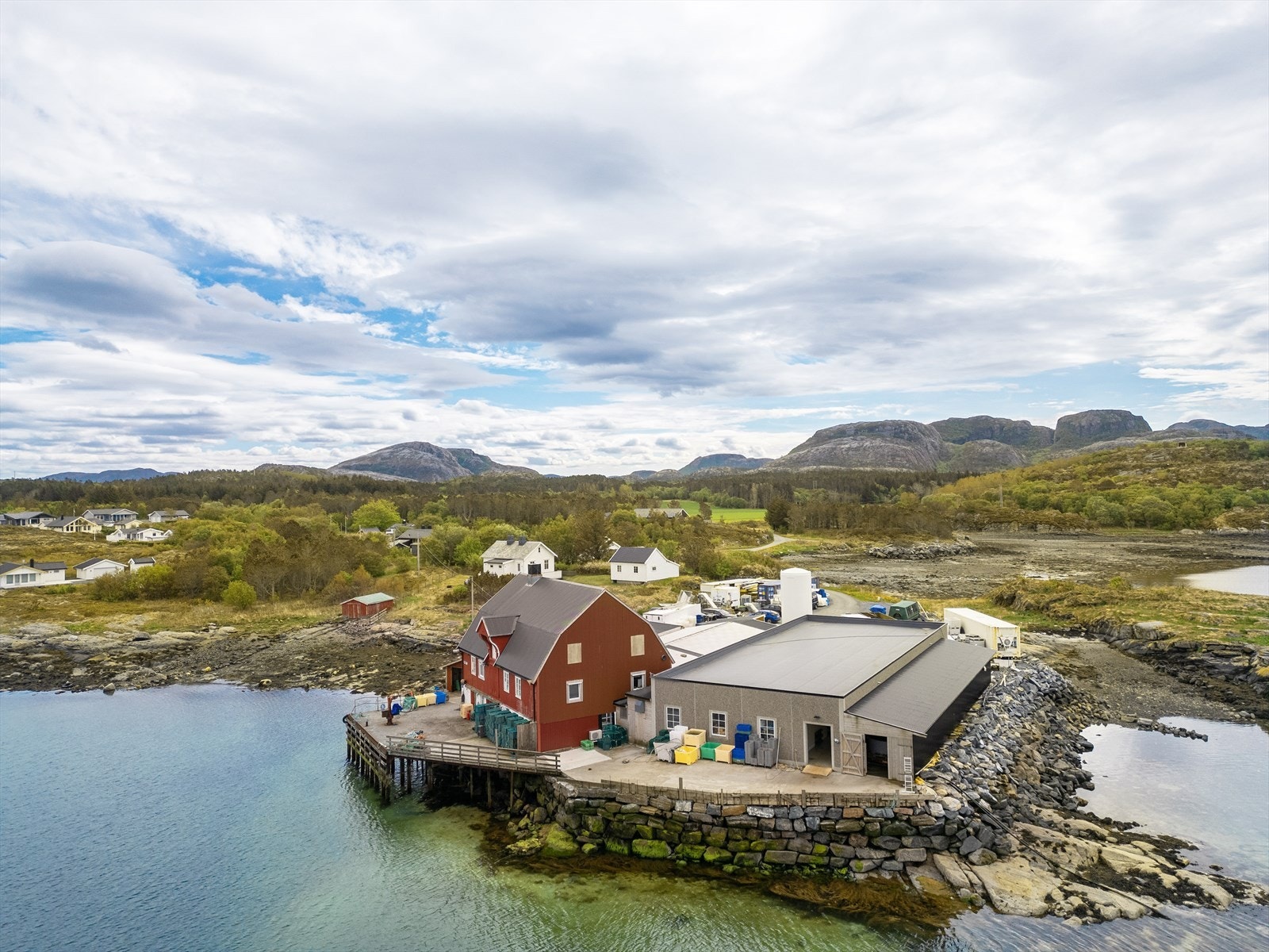 Ved siden av eiendommen ligger Fosen Skalldyr hvor man i sesong kan få kjøpt blant annet nydelig og fersk krabbe. Galleribilde
