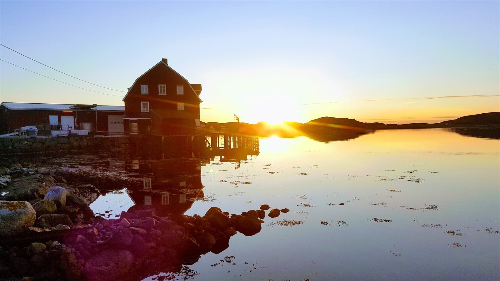 Selgers bilde av solnedgangen fra egen tomt. Galleribilde