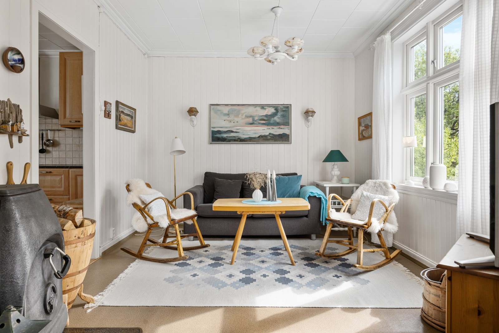 Lys og koselig stue med ekstra god takhøyde. Galleribilde