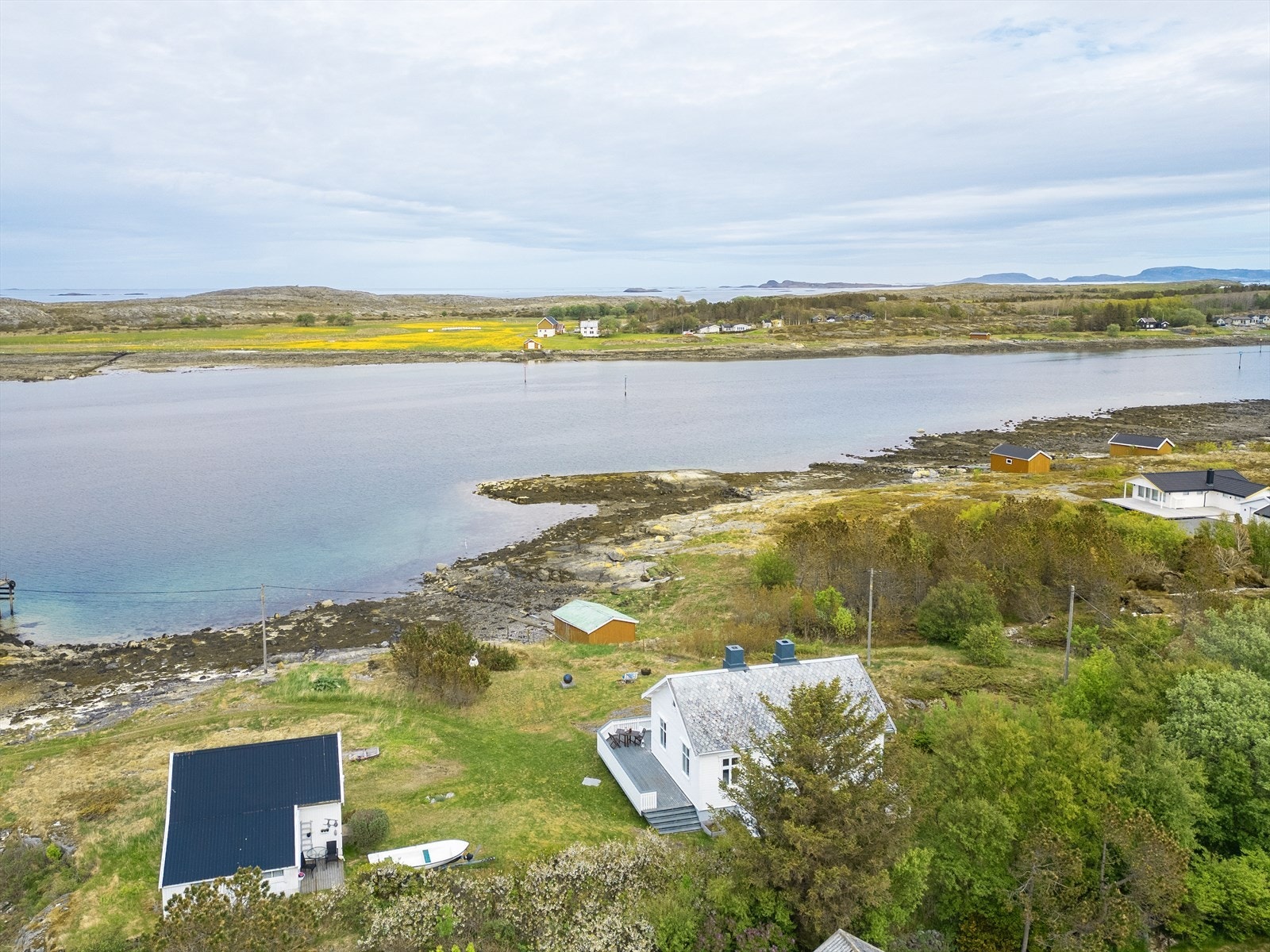 Utenfor eiendommen ligger Valsøya som har adkomst via bro. På Valsøya er det et rikt dyreliv og en spennende fauna som gjør turene dit til en opplevelse. Galleribilde