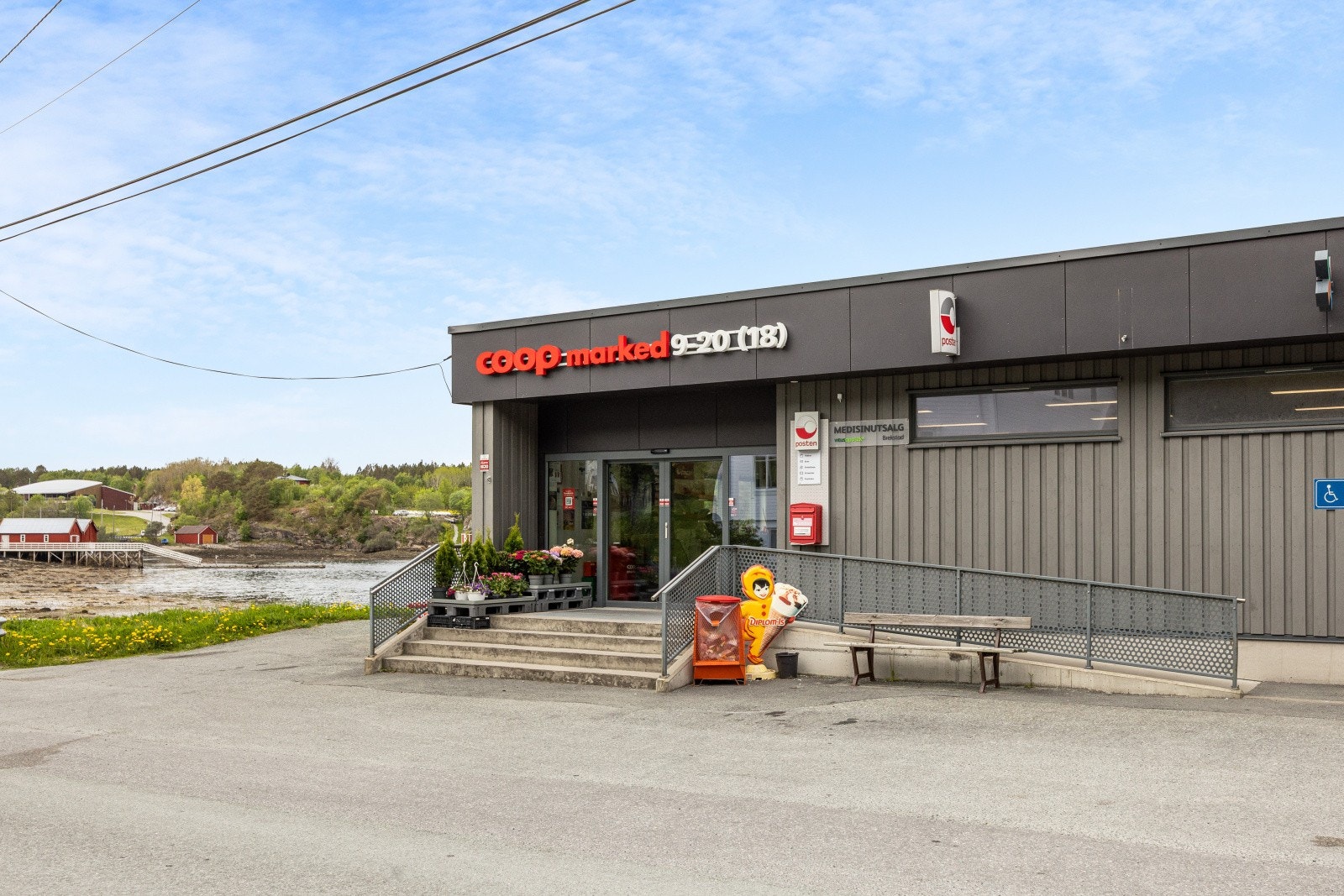 Coop marked i Vallersund ligger en kort kjøre- eller sykkeltur fra eiendommen og har et godt utvalg av dagligvarer. Galleribilde