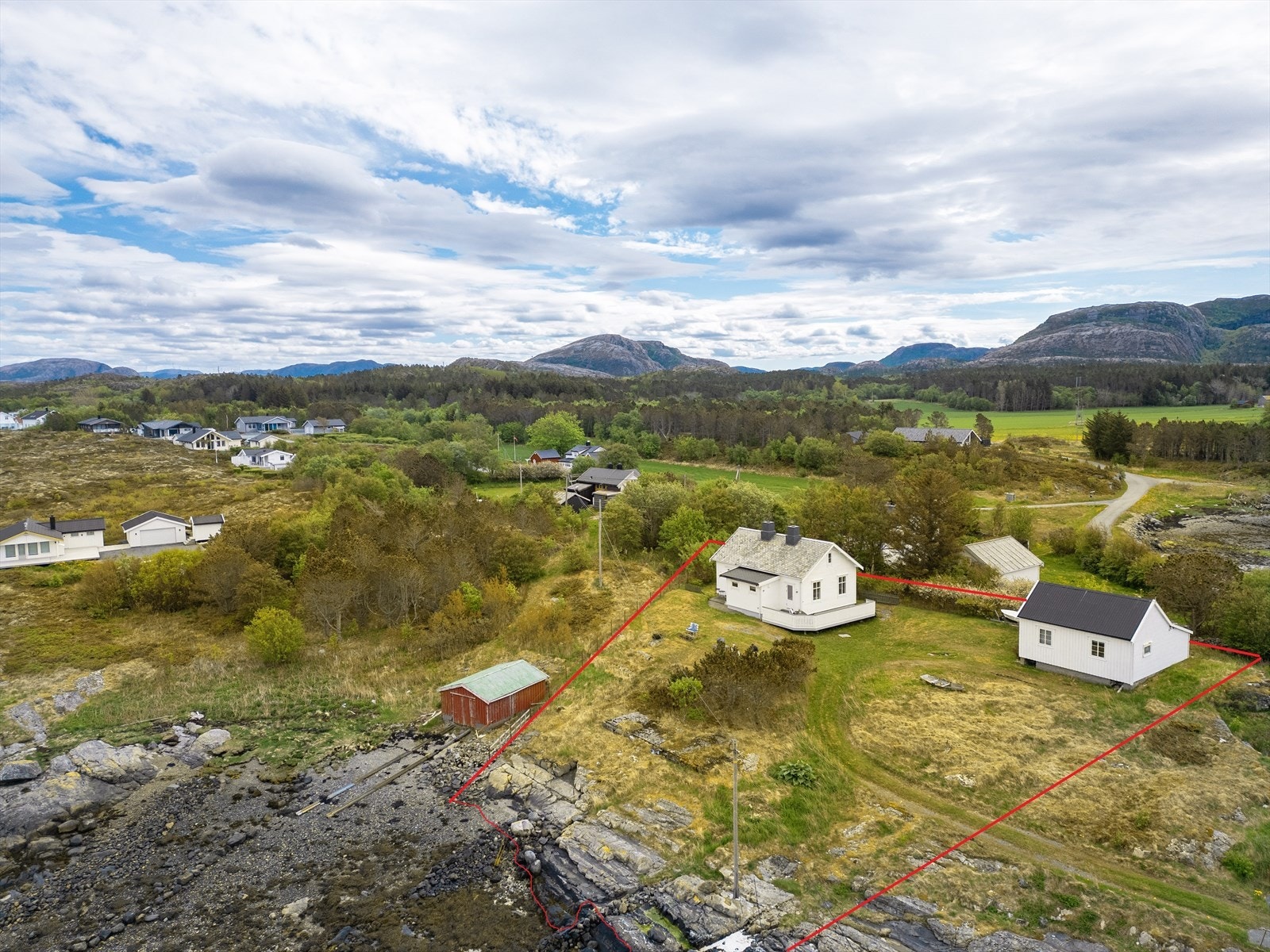 Stor eiendomstomt på 1 594m². Tomtelinjene er inntegnet av megler og må sees på som omtrentlige. Galleribilde