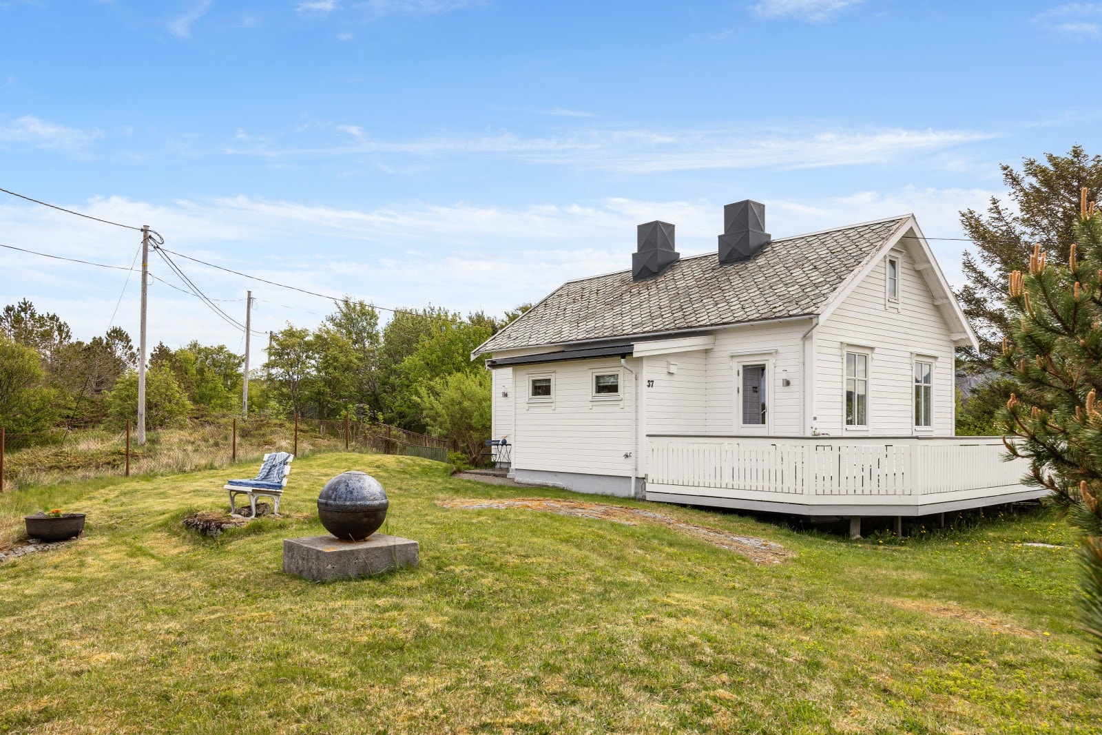 Estetisk pent hus med blant annet dråpeskifer på tak. Galleribilde