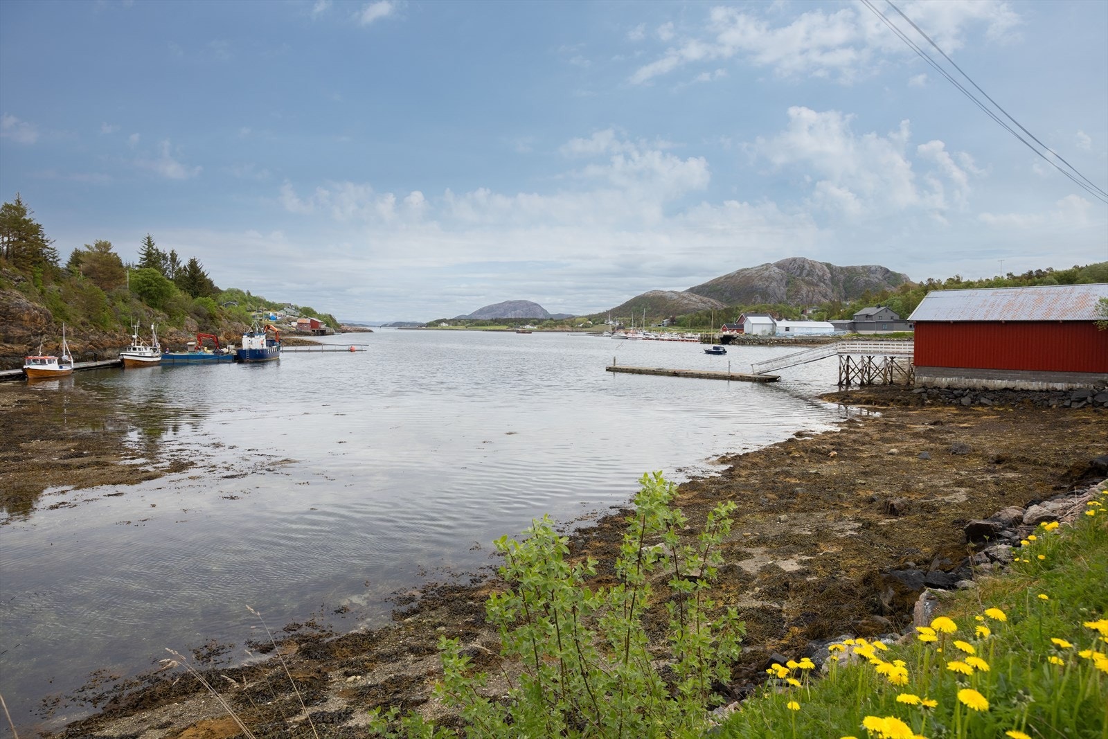 Et par minutters kjøretur unna ligger Sandnesvågen hvor det er både butikk og marina. Galleribilde
