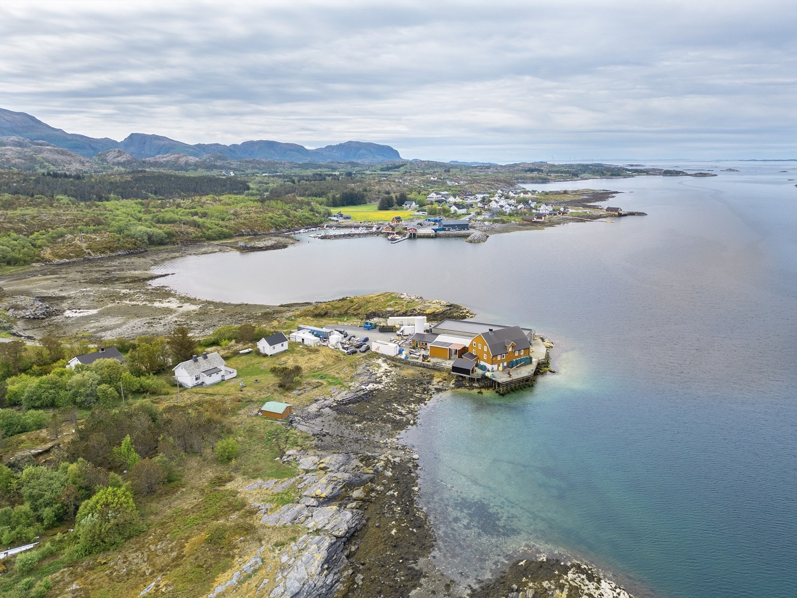 Eiendommen ligger i et fantastisk landskap med uendelige turmuligheter både på land og til sjøs. Galleribilde