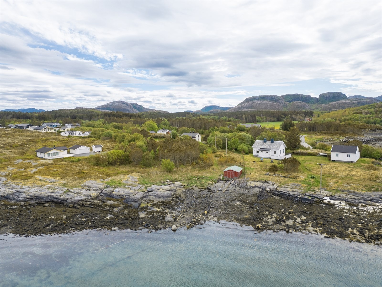 Eiendommen ligger åpent og luftig til og har strandlinje med naustplass. Galleribilde