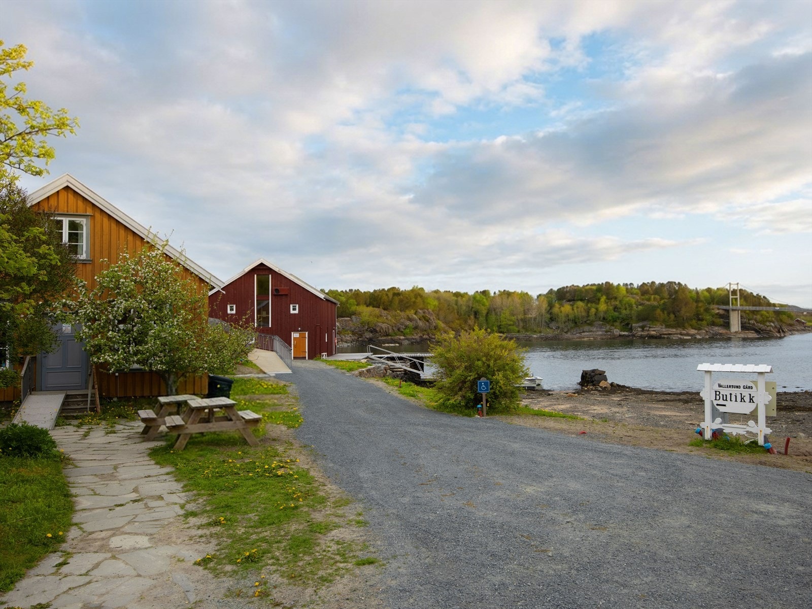 Idylliske Vallersund Gård ligger like ved broen over til Valsøya hvor det blant annet er en gårdsbutikk som selger økologiske og miljøvennlige produkter. Galleribilde