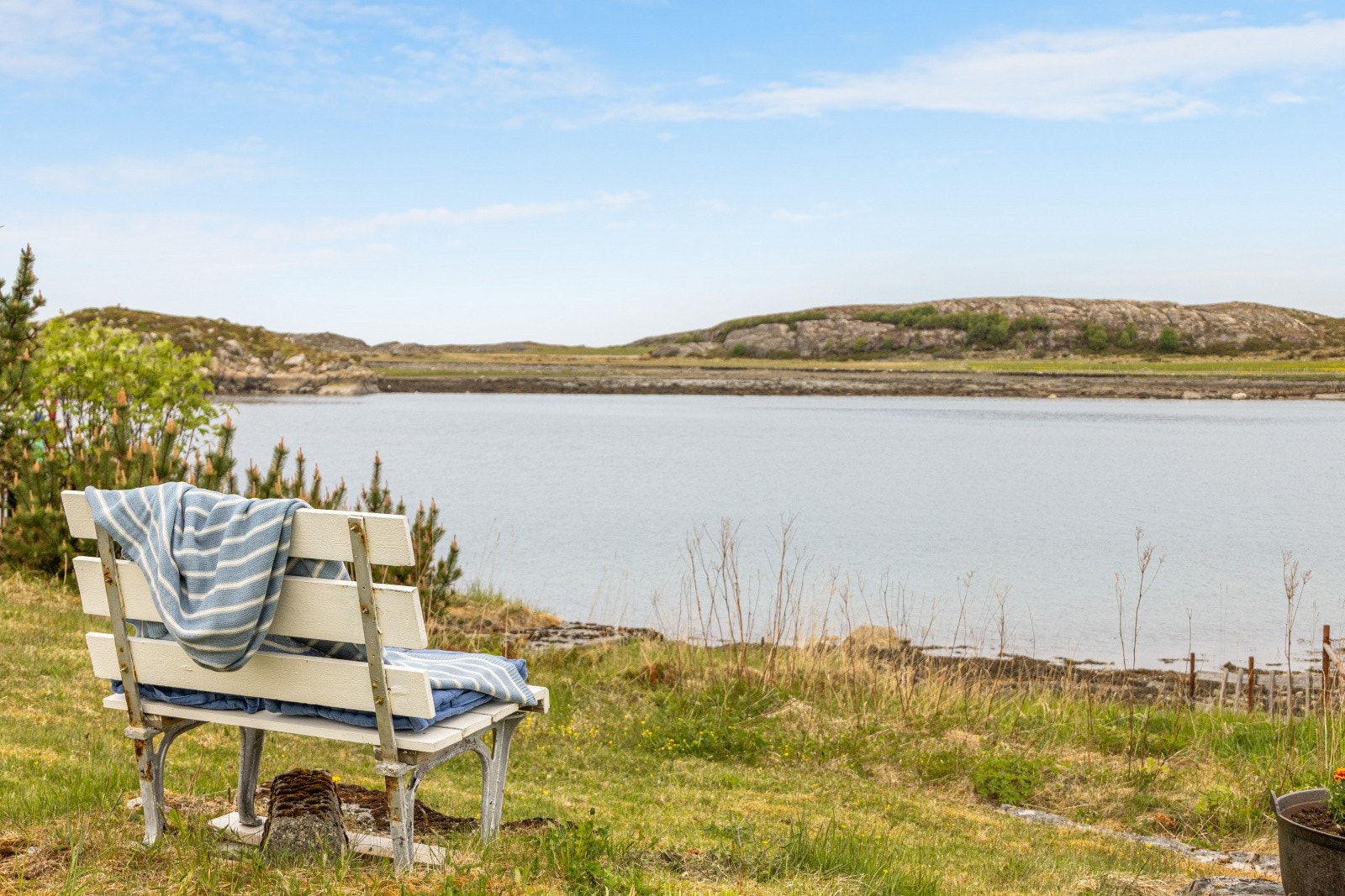 En benk for en kaffekopp i solen eller bare for å roe ned å drømme seg bort. Galleribilde
