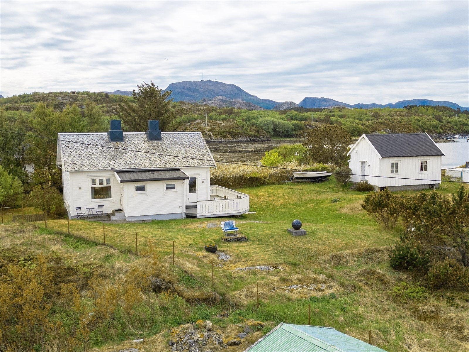 Stor og åpen tomt hvor du har sol hele dagen. I bakgrunnen vises Kopparen som ligger 483 moh. og byr på en fantastisk utsikt over landskapet. Galleribilde