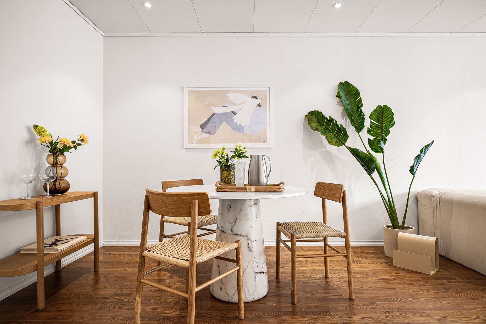 Stuen har god plass til spisebord Galleribilde
