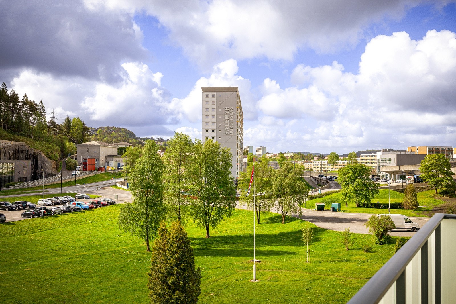 Høy og fri beliggenhet gjør at leiligheten her helt skjermet og usjenert på tross av sentral beliggenhet Galleribilde