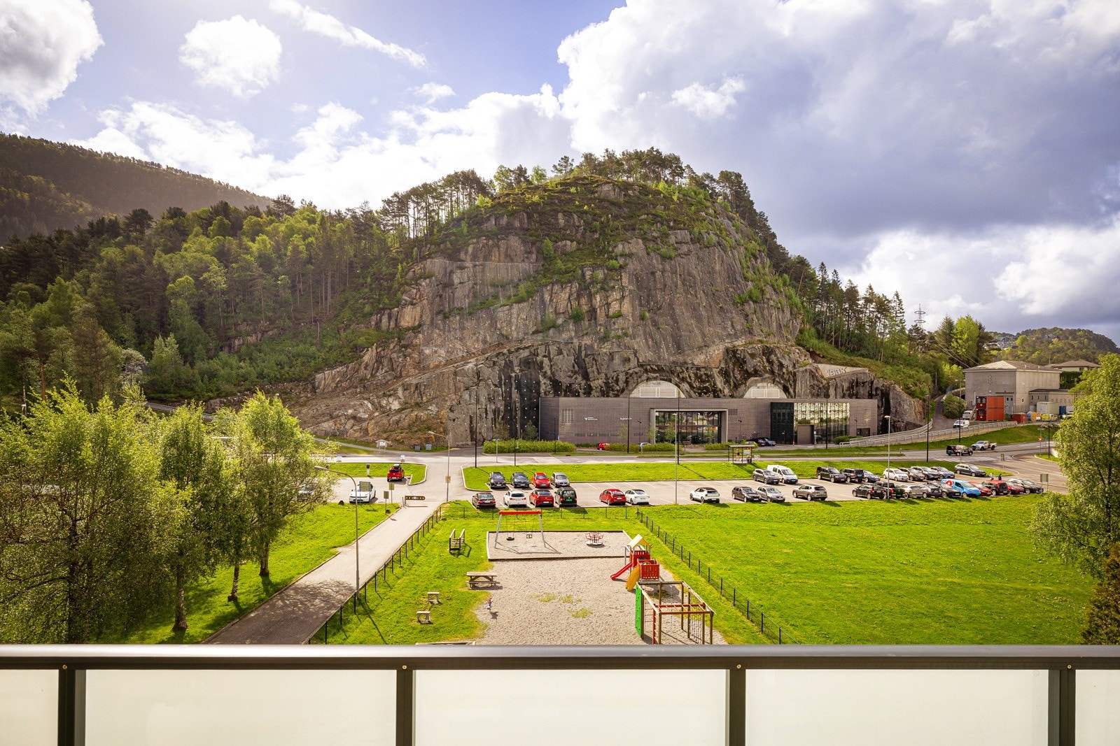 I front av leiligheten er det stort friområde med lekeplass og ballbinge - Perfekt for den med barn Galleribilde