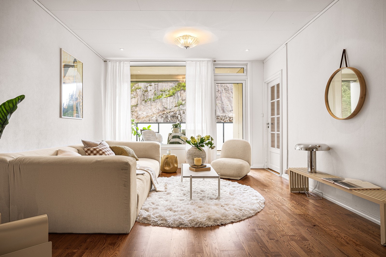 Store vindu i front gir godt naturlig lys i stuen Galleribilde