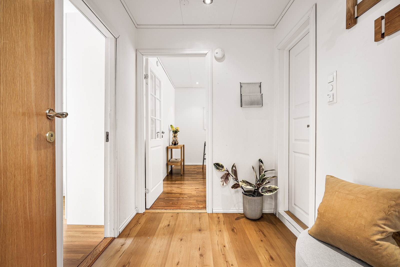Entréen knytter 2 soverom, bad og stuen Galleribilde