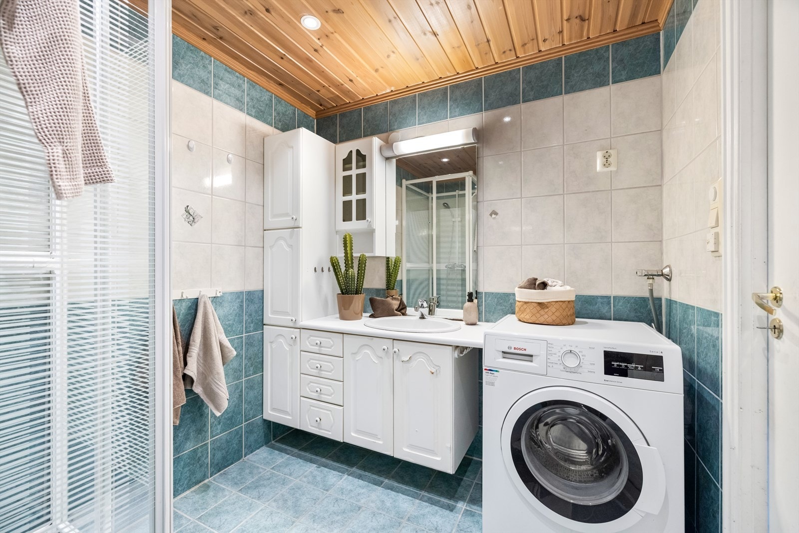 Opplegg for vaskemaskin på badet. Galleribilde