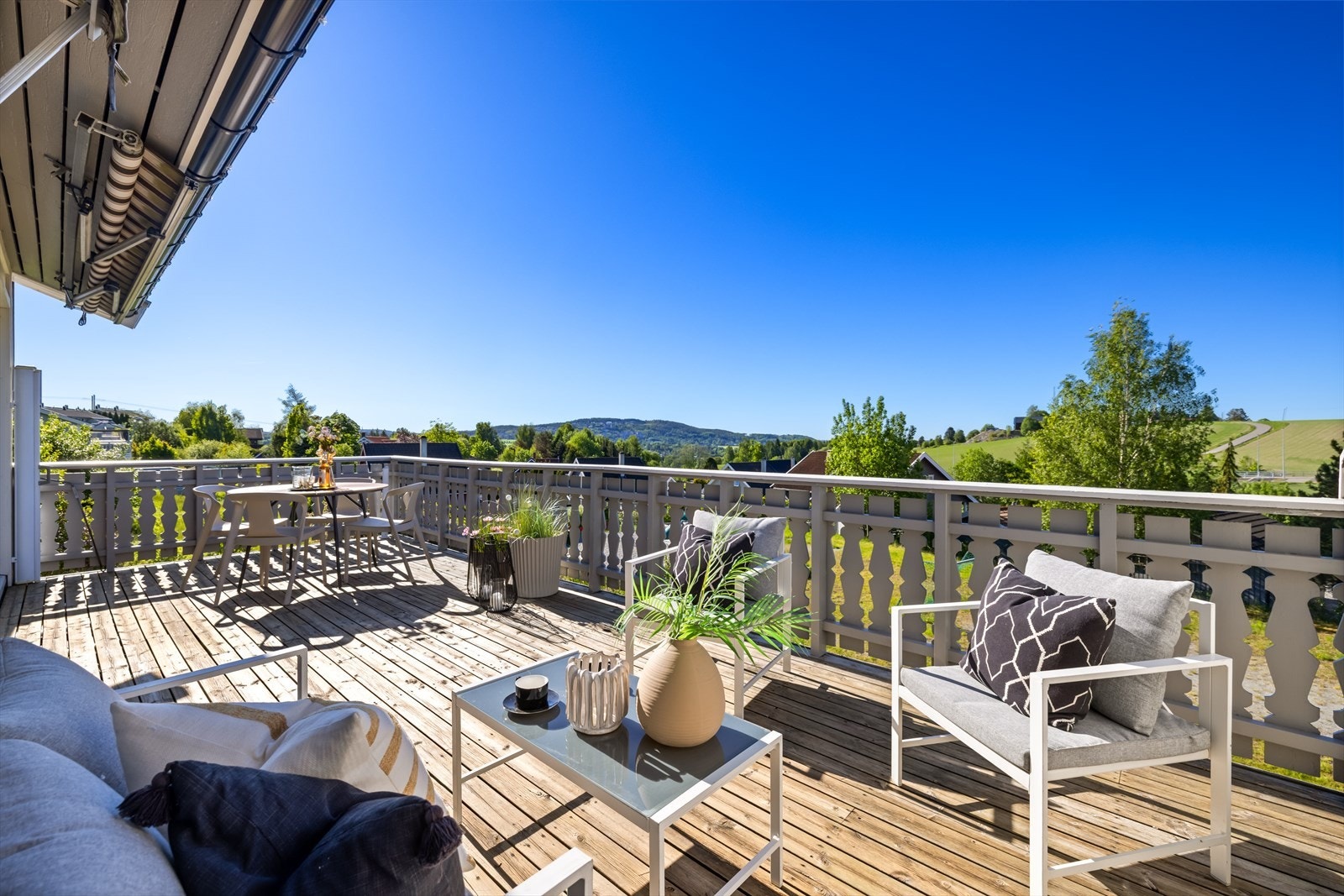 Sol og utsikt på Garderåsen i Fetsund - Velkommen til en romslig halvpart tomannsbolig i Nordlia 13! Galleribilde