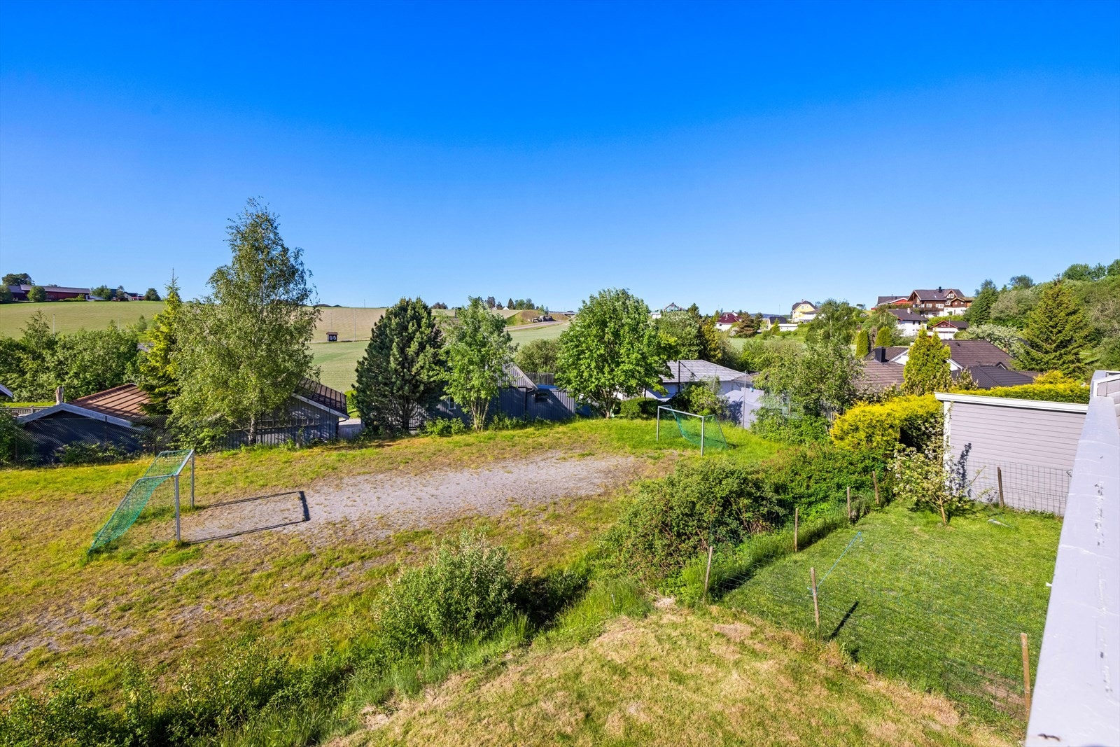 Her kan barna leke trygt rett utenfor, mens mamma og pappa følger med fra terrassen. Galleribilde