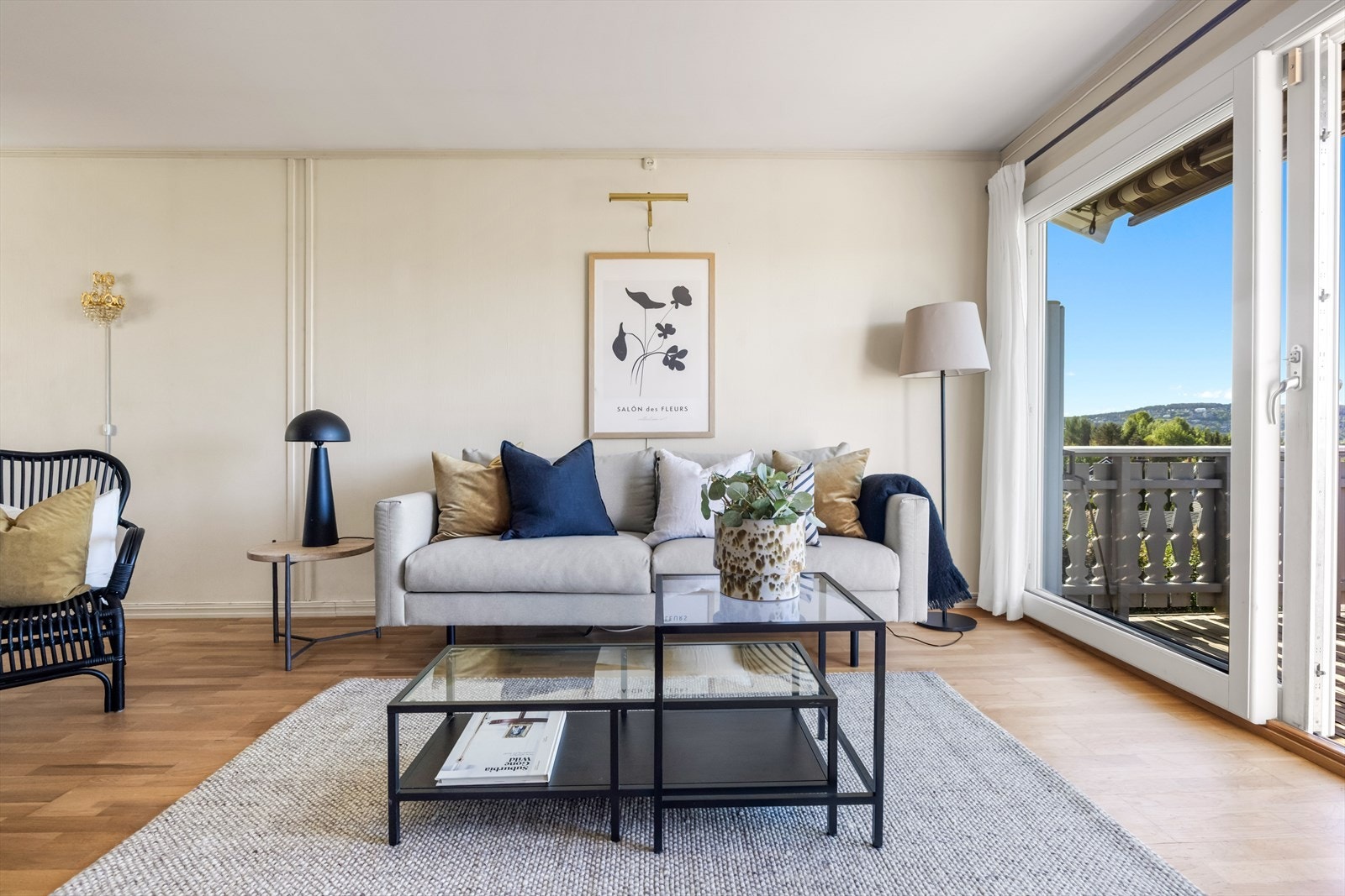 Stuen har lysmalte overflater, peisovn og god plass til både spisebord og sofagruppe. Galleribilde
