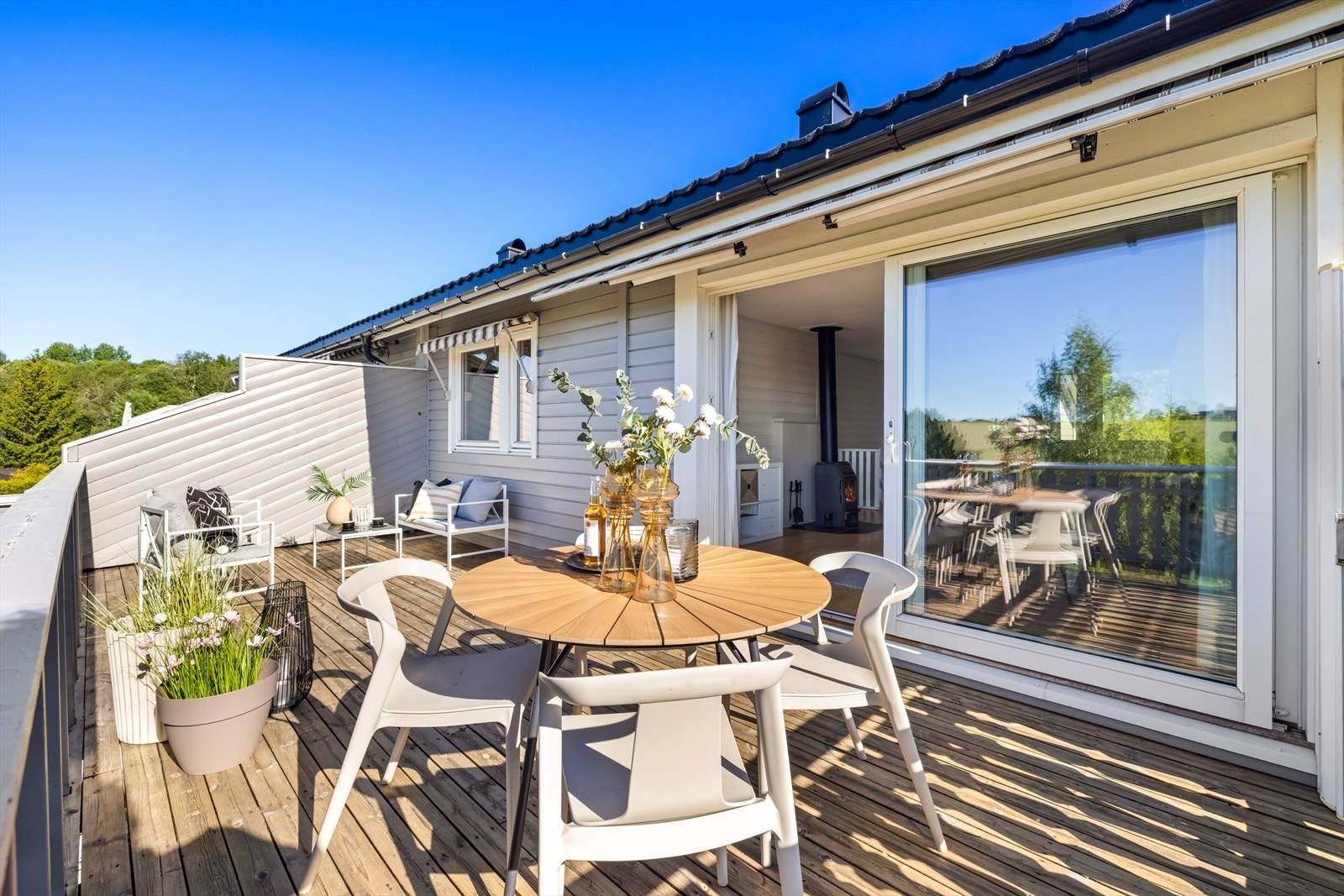 Boligen kan blant annet skilte med uteplasser rundt store deler av huset, hageareal og fast garasjeplass. Galleribilde