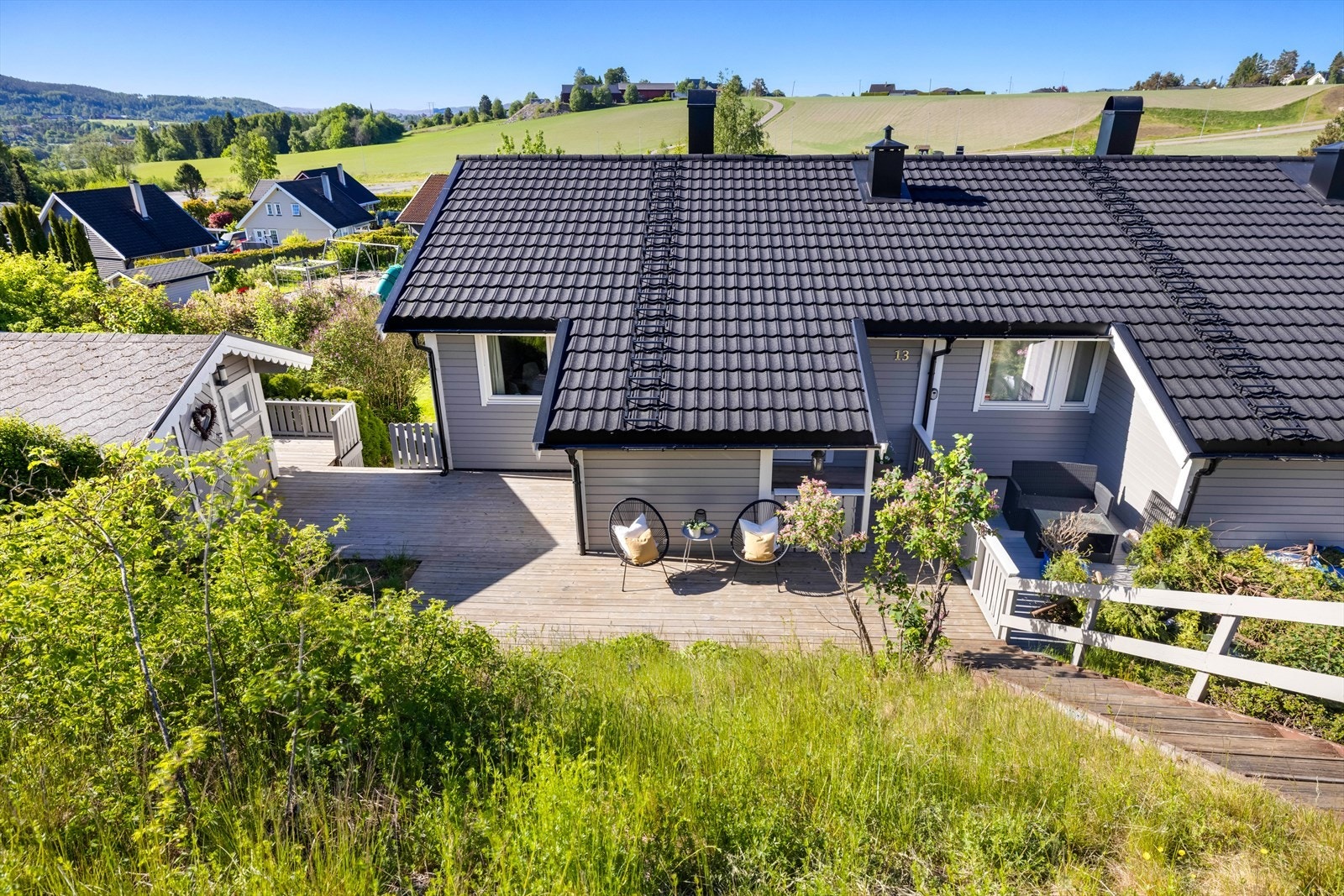 Terrasse ved inngangspartiet på ca. 35 m². Eiendommen har trapper tilpasset terrenget som binder uteområdene naturlig sammen. Galleribilde