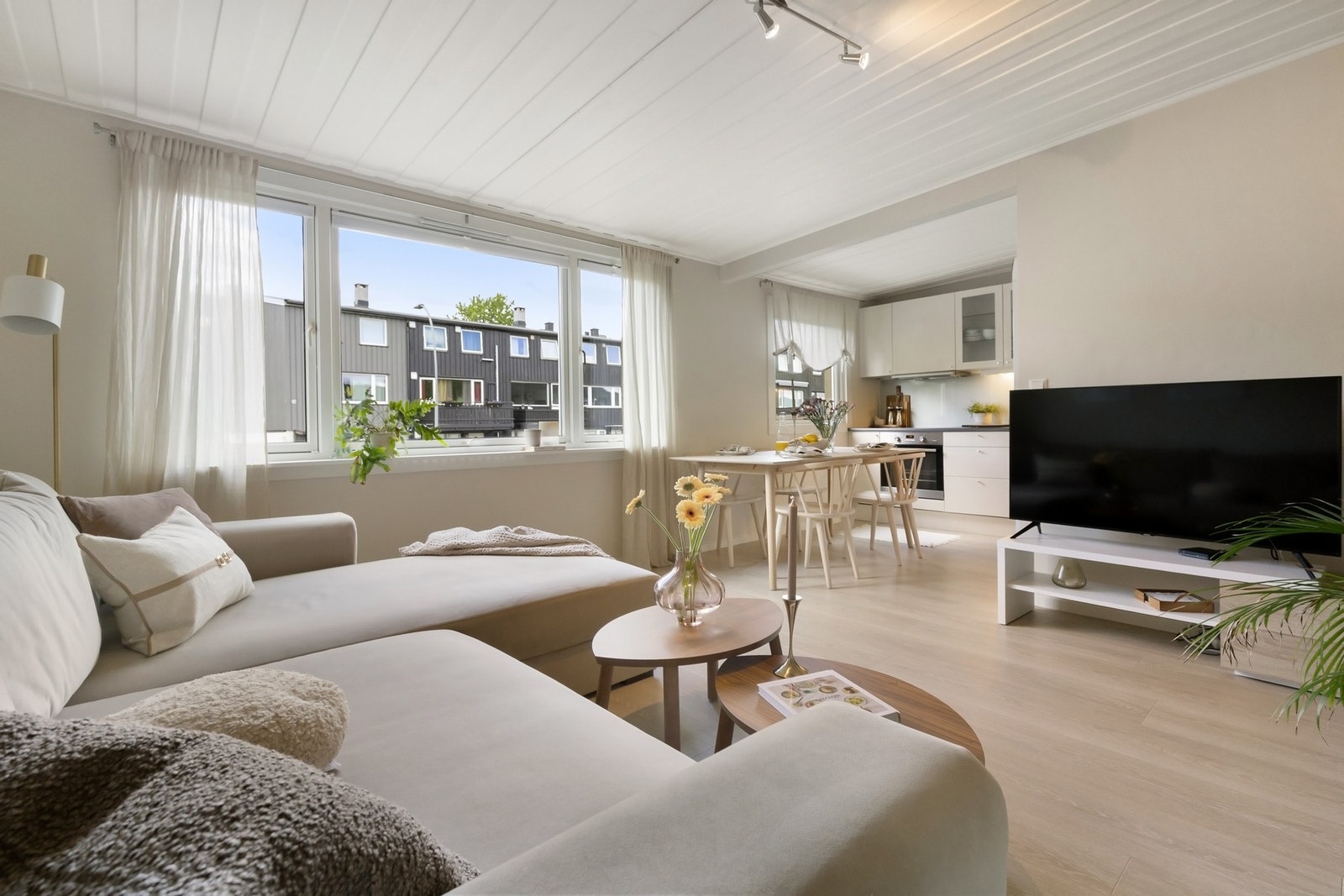 Leiligheten har en stor stue med åpen kjøkkenløsning Galleribilde